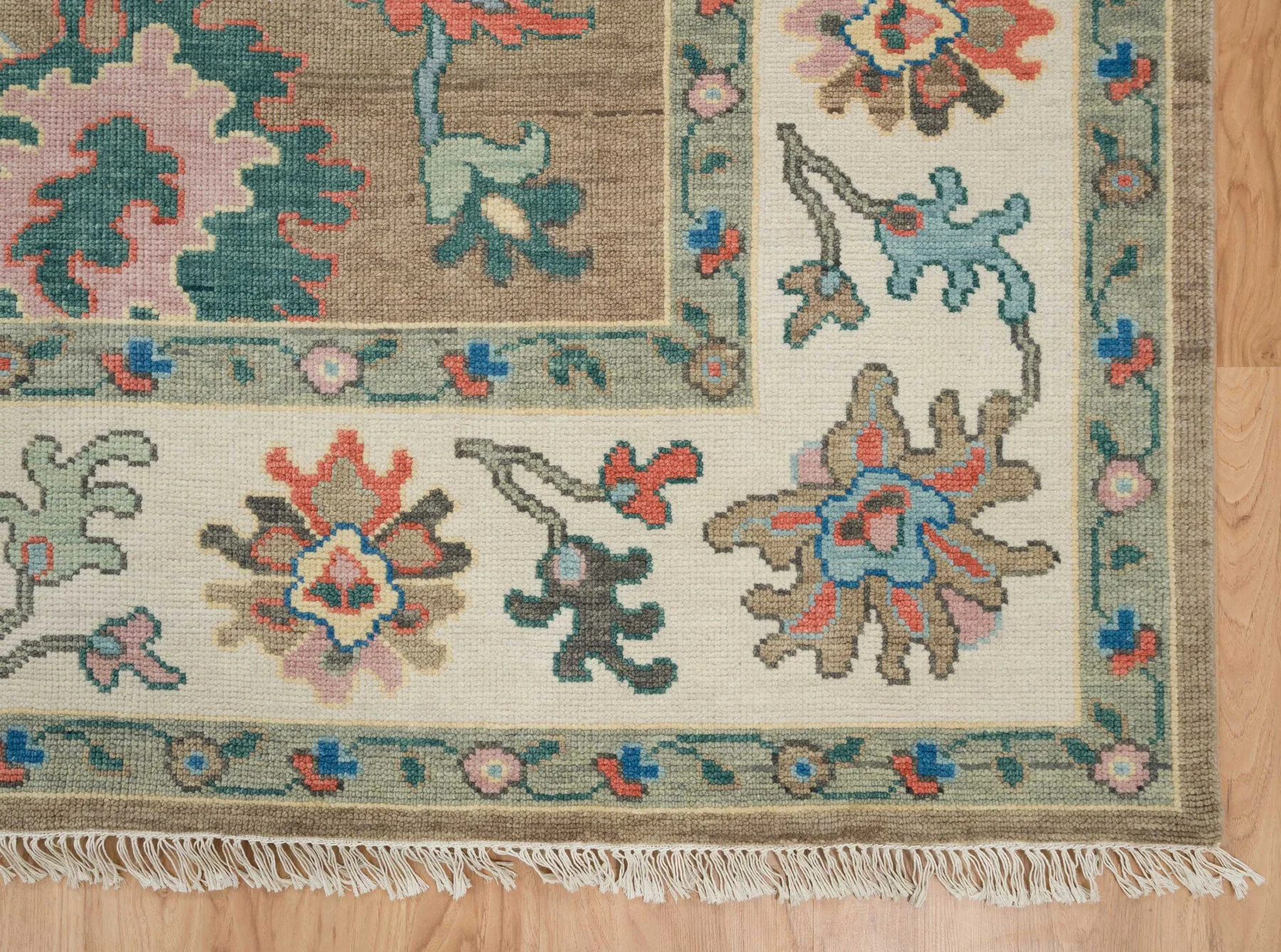 Beige Hand-Knotted Oushak Rug – Rosette & Palmette