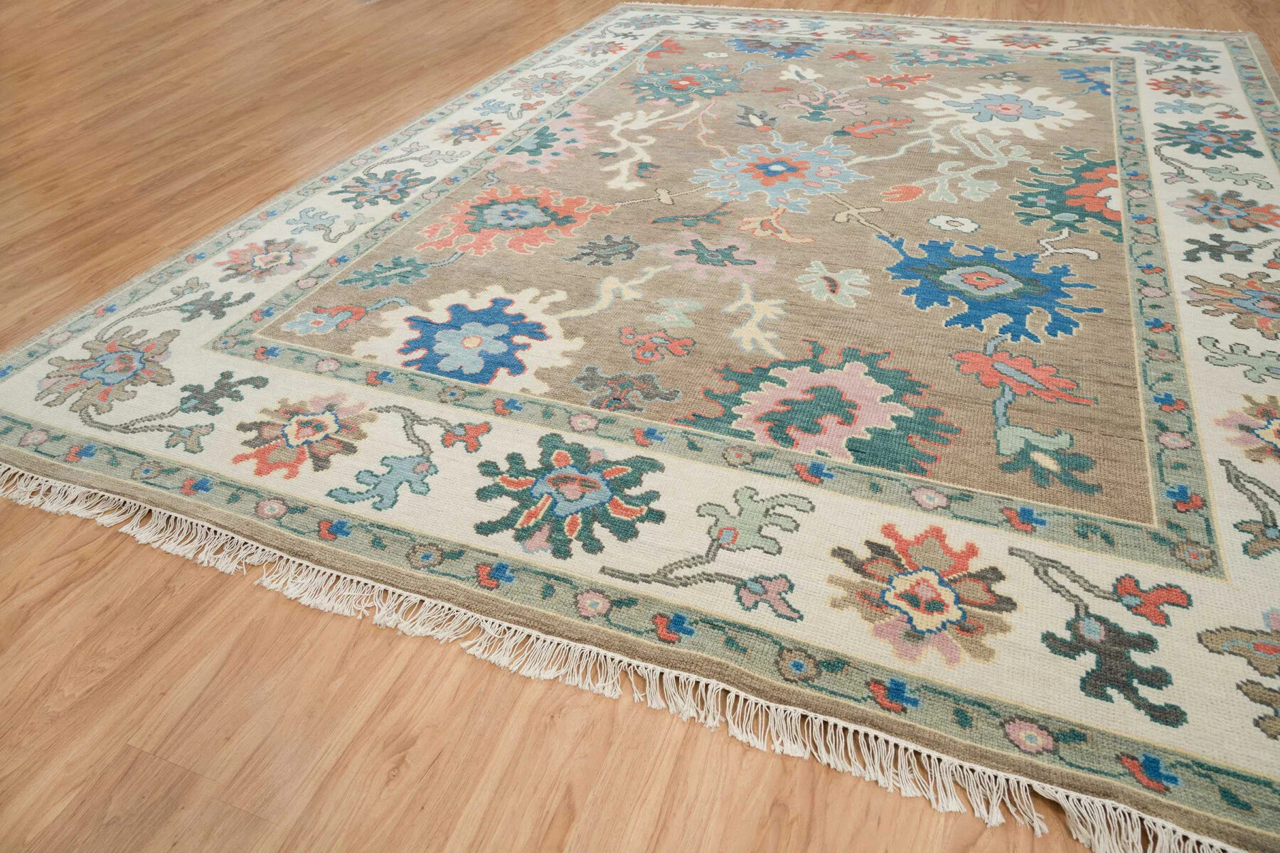 Beige Hand-Knotted Oushak Rug – Rosette & Palmette