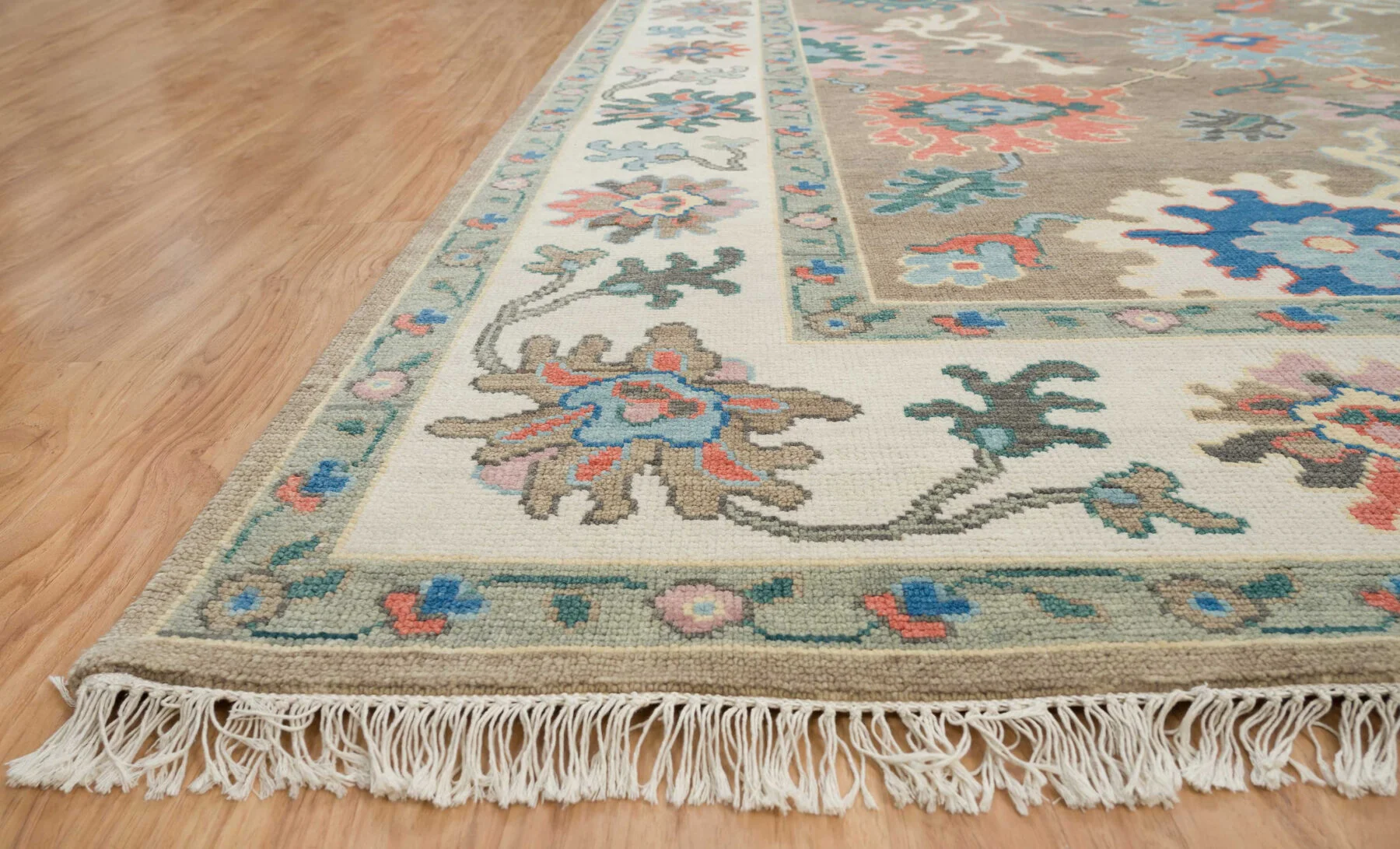 Beige Hand-Knotted Oushak Rug – Rosette & Palmette
