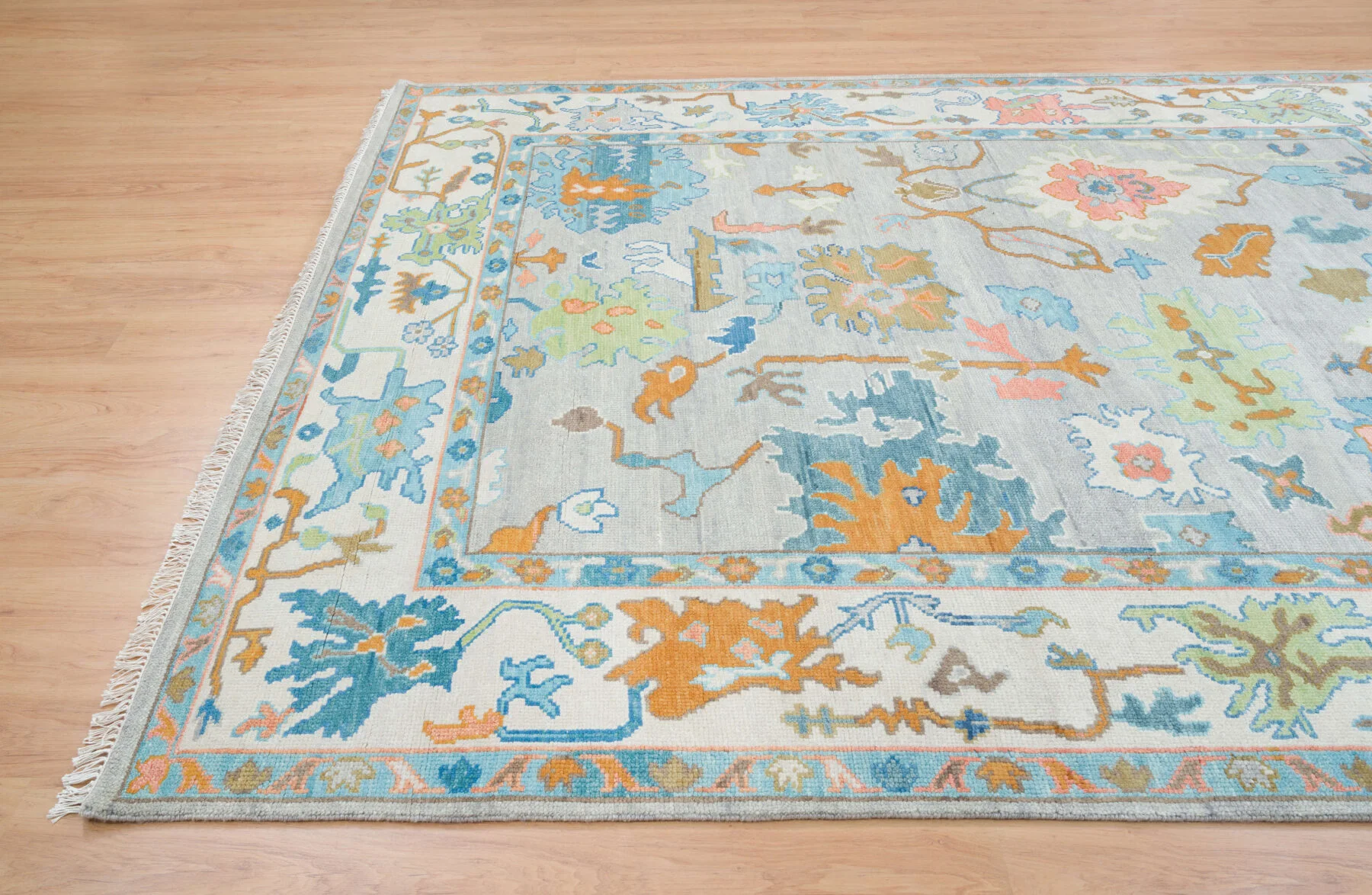 Silver-Grey Hand-Knotted Oushak Rug – Palmette & Rosette