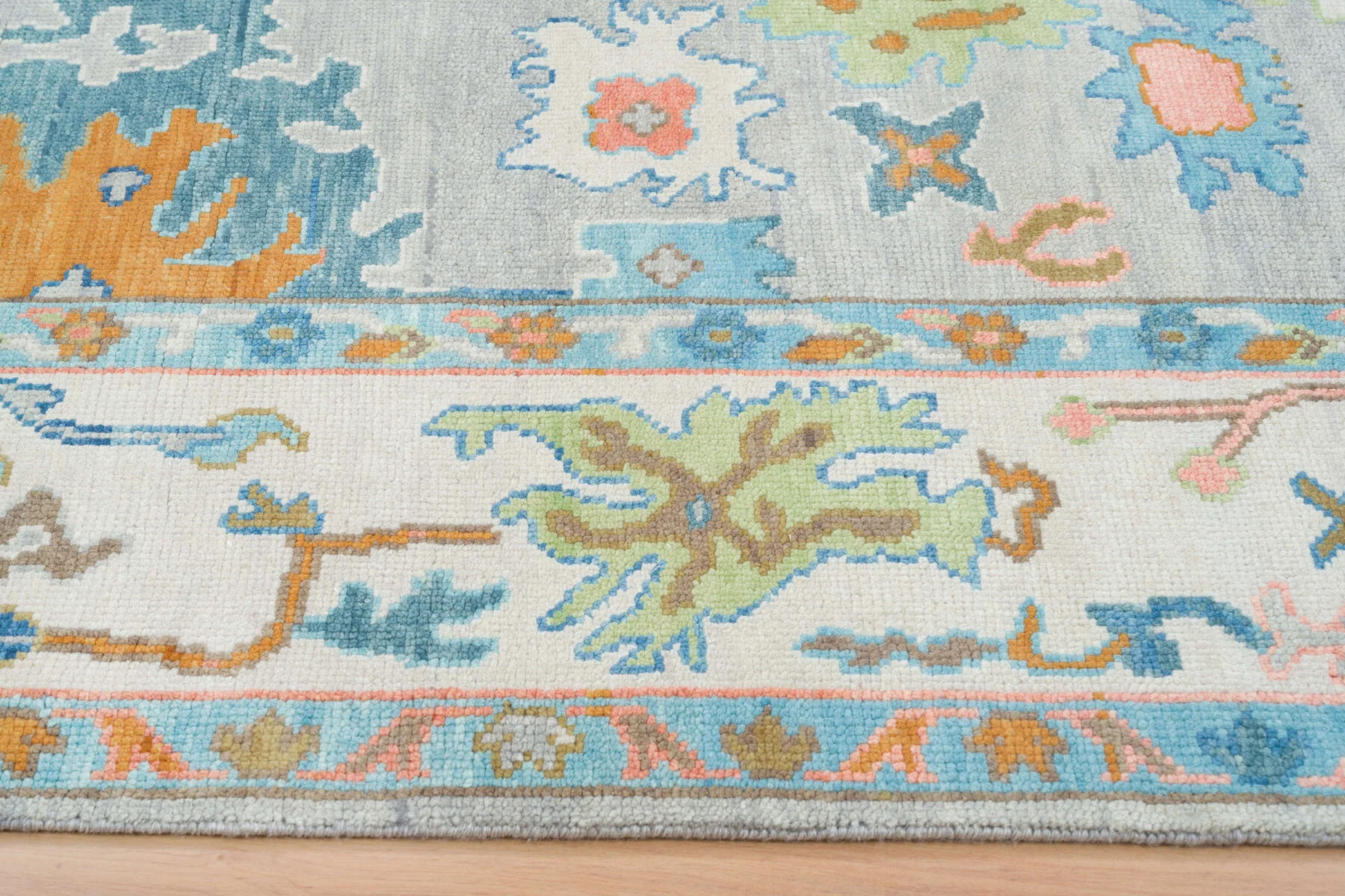 Silver-Grey Hand-Knotted Oushak Rug – Palmette & Rosette