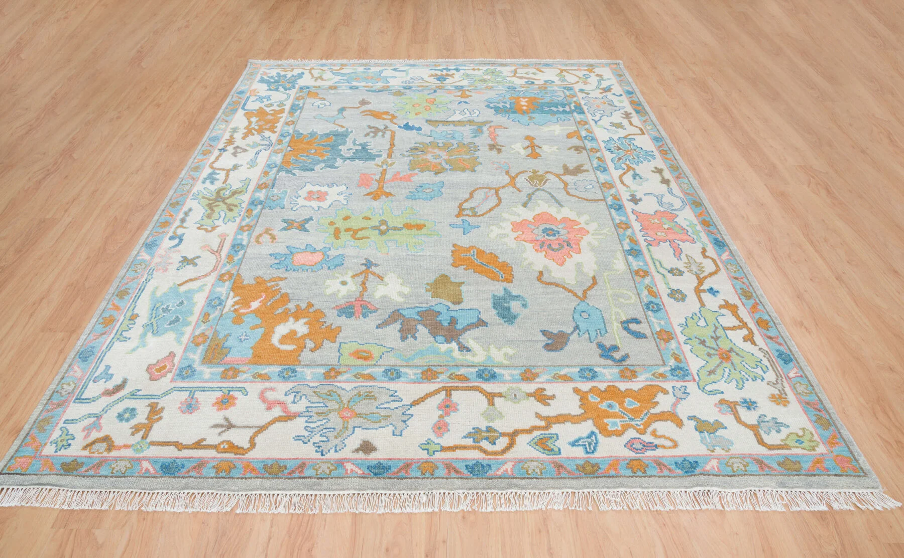 Silver-Grey Hand-Knotted Oushak Rug – Palmette & Rosette