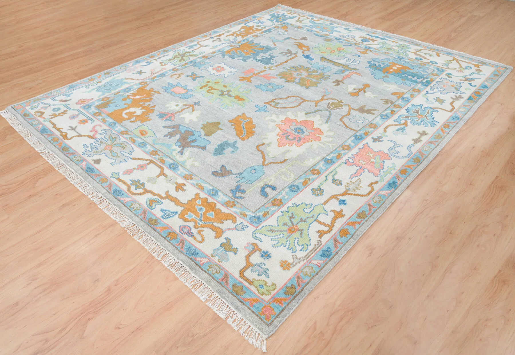 Silver-Grey Hand-Knotted Oushak Rug – Palmette & Rosette