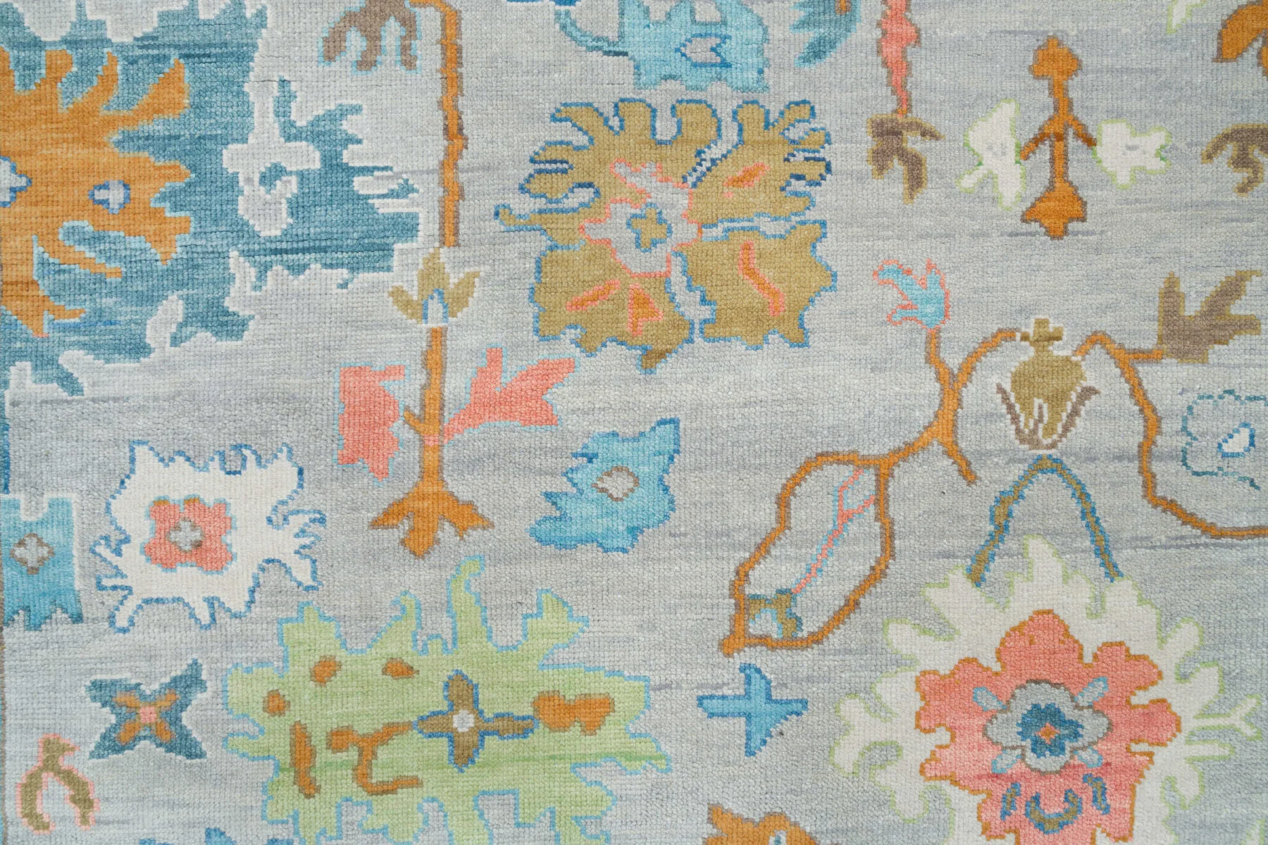 Silver-Grey Hand-Knotted Oushak Rug – Palmette & Rosette