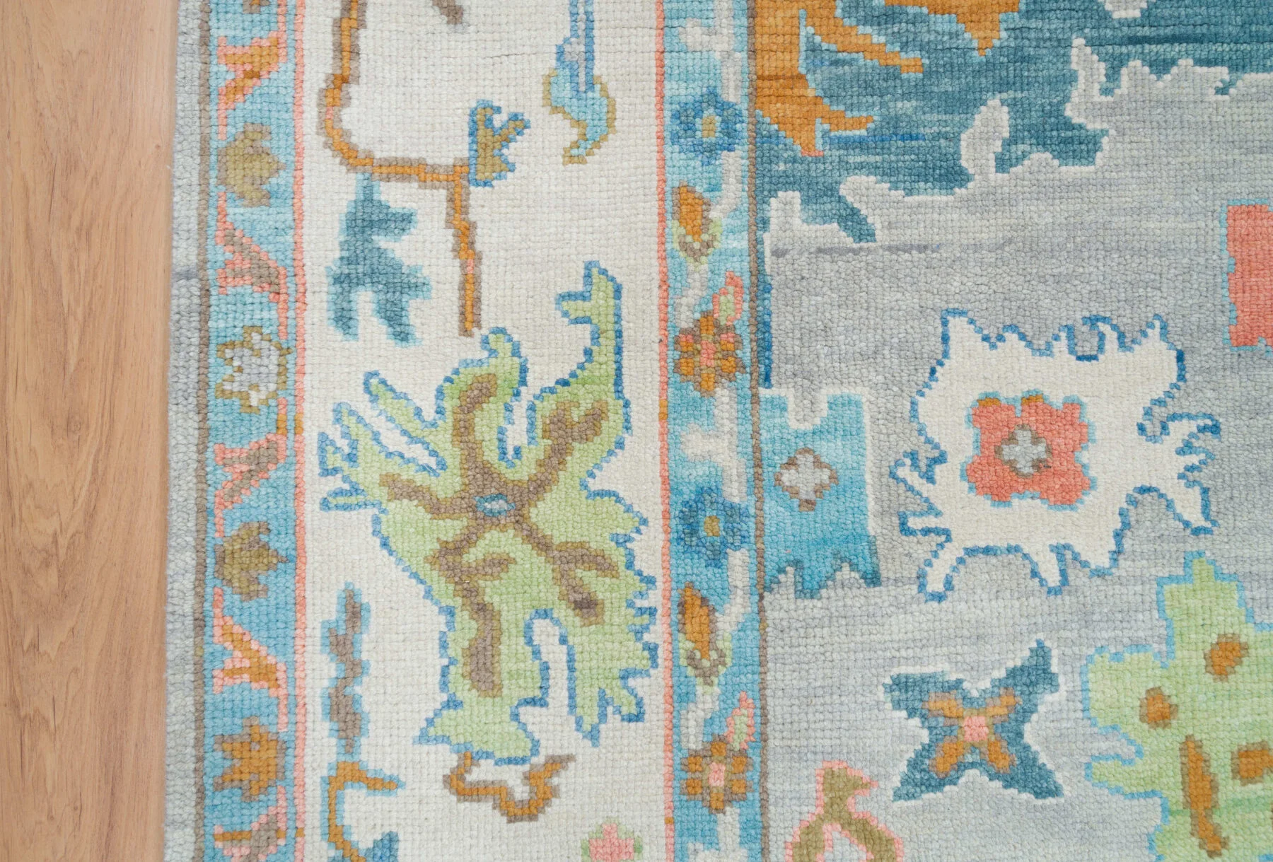 Silver-Grey Hand-Knotted Oushak Rug – Palmette & Rosette
