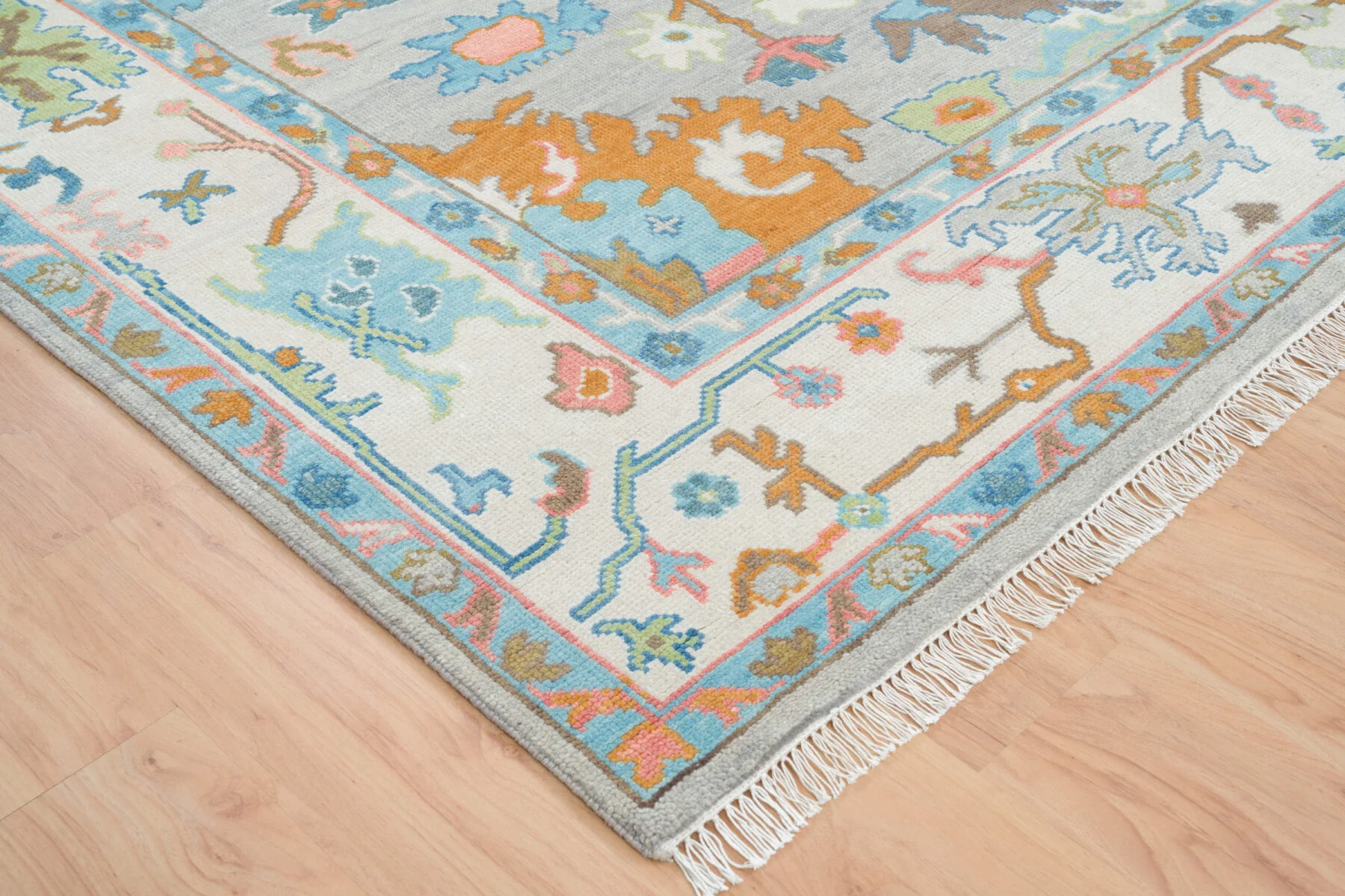 Silver-Grey Hand-Knotted Oushak Rug – Palmette & Rosette