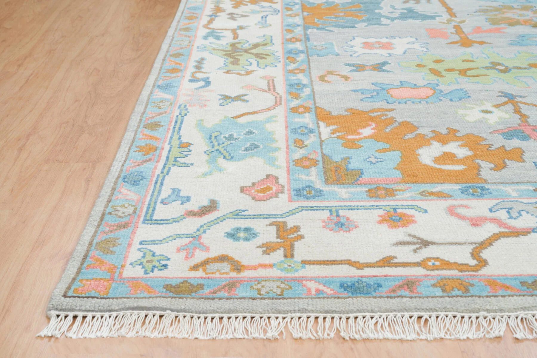 Silver-Grey Hand-Knotted Oushak Rug – Palmette & Rosette