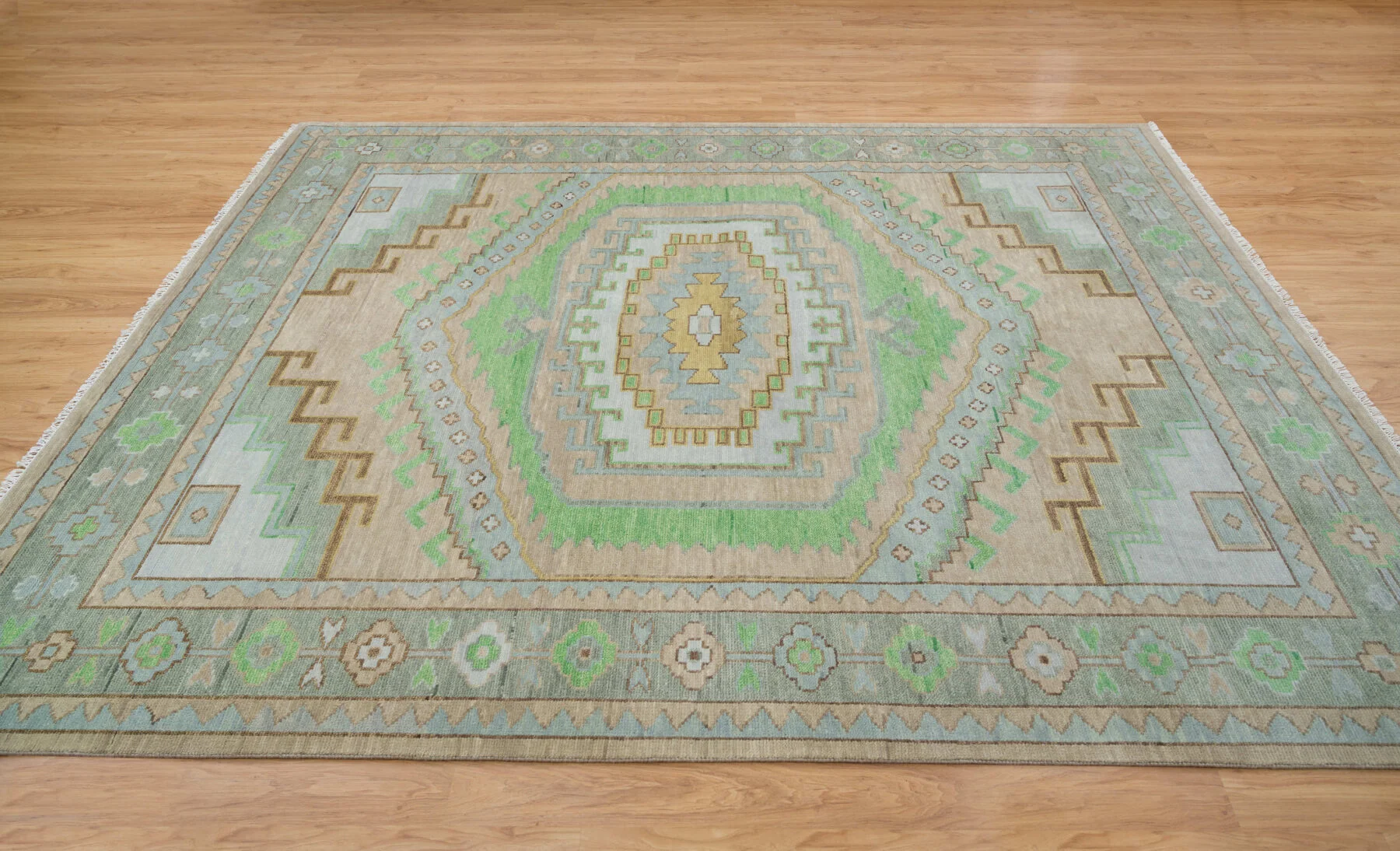 Sand Hand-Knotted Oushak Rug – Medallion & Diamond