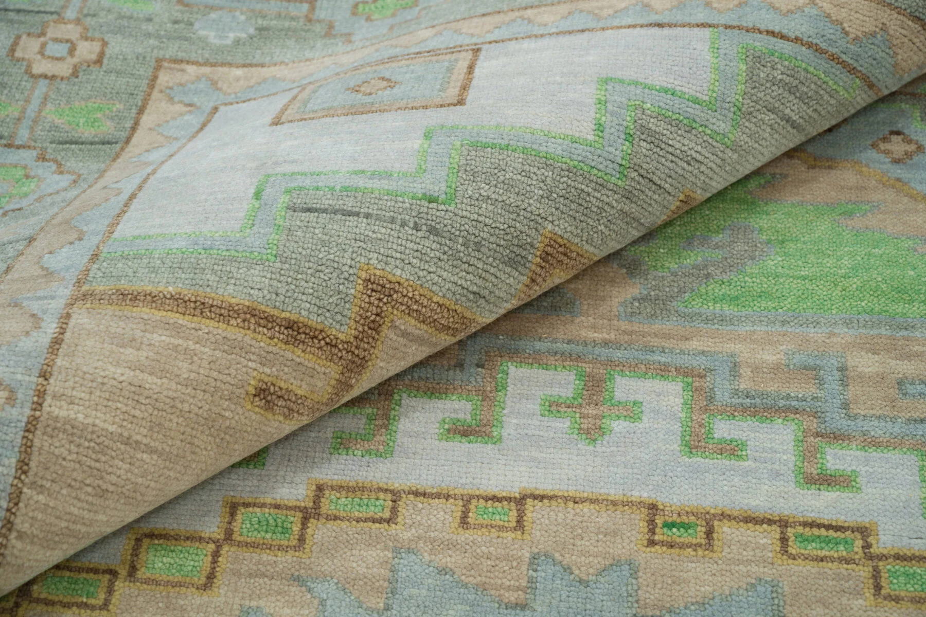 Sand Hand-Knotted Oushak Rug – Medallion & Diamond