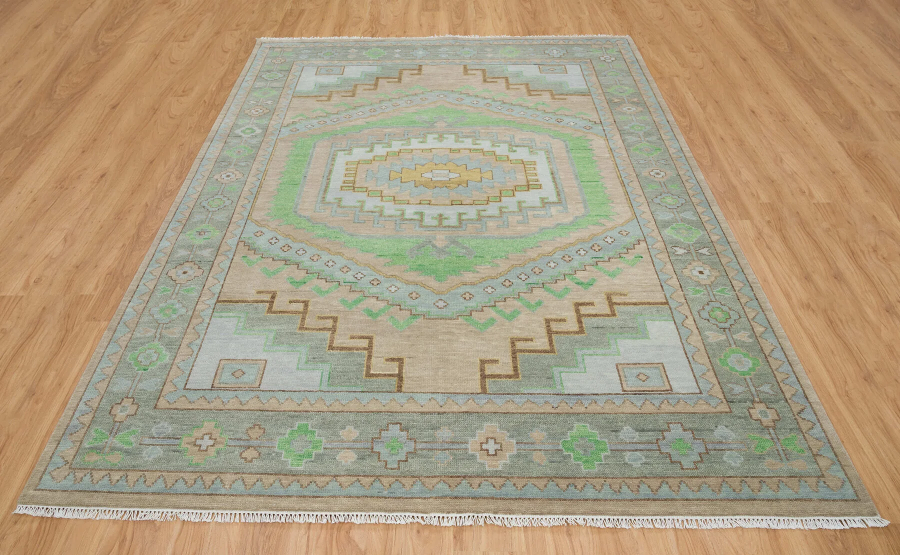 Sand Hand-Knotted Oushak Rug – Medallion & Diamond