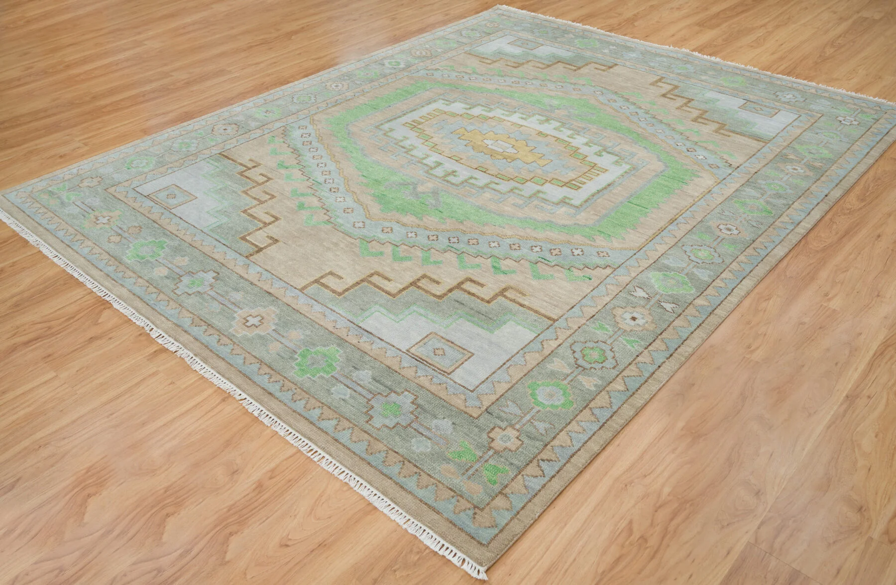 Sand Hand-Knotted Oushak Rug – Medallion & Diamond