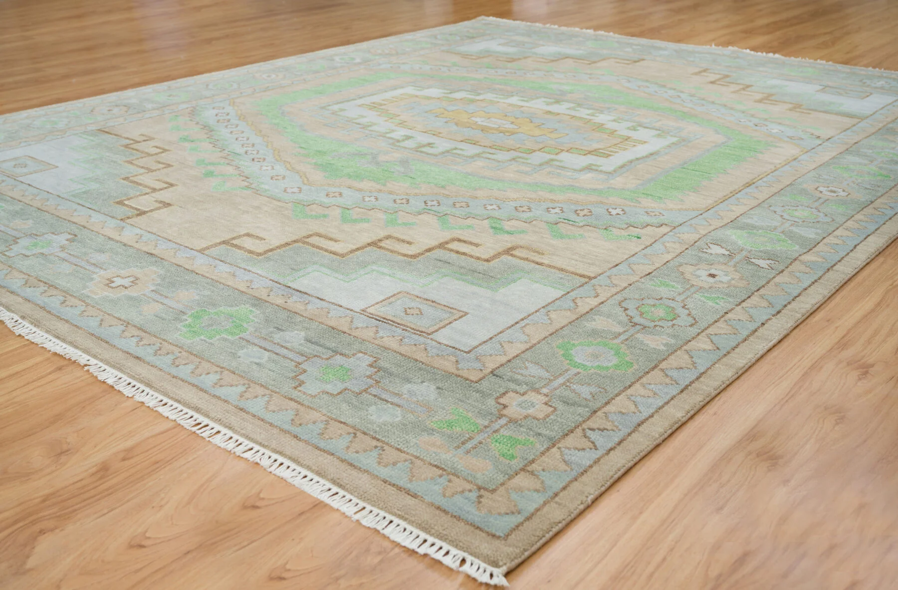Sand Hand-Knotted Oushak Rug – Medallion & Diamond