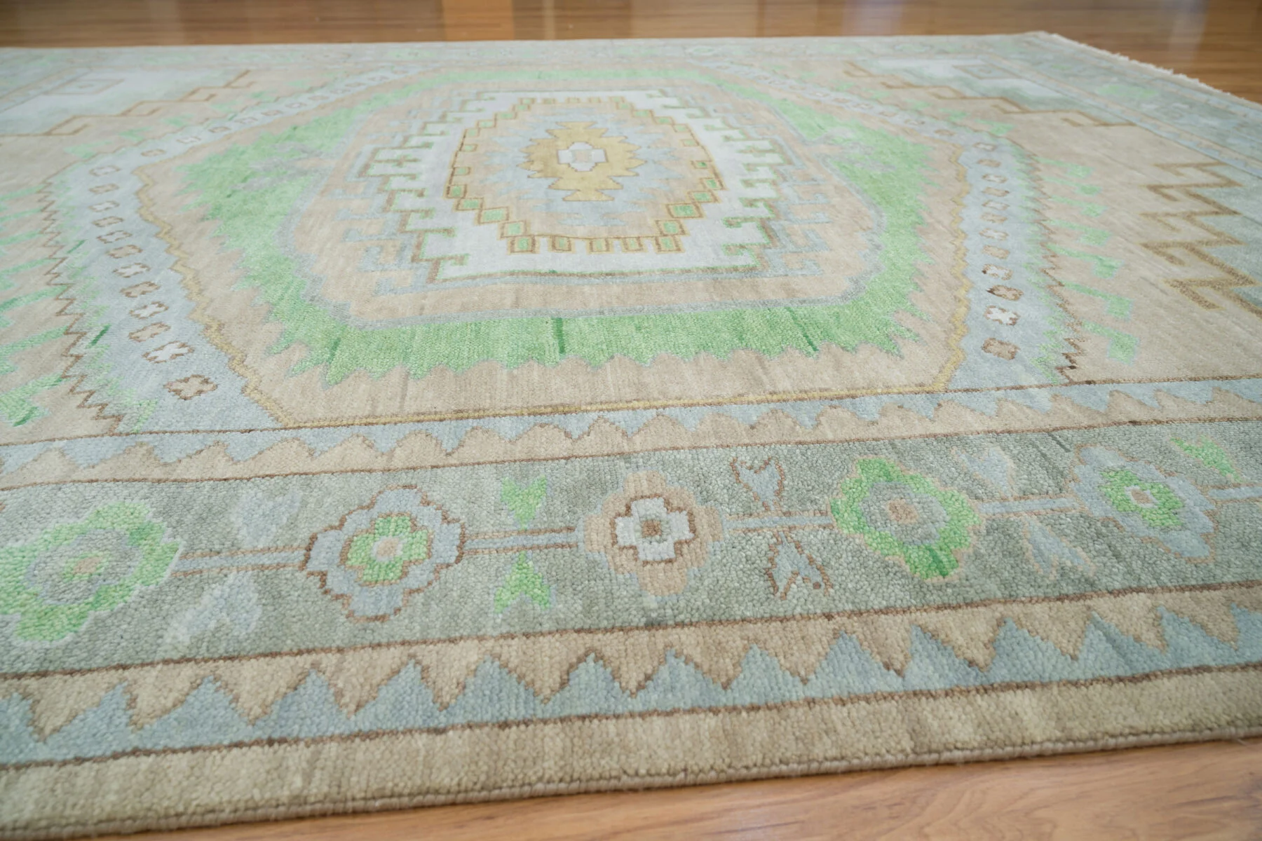 Sand Hand-Knotted Oushak Rug – Medallion & Diamond