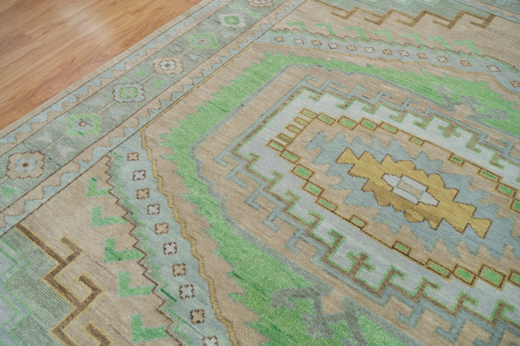 Sand Hand-Knotted Oushak Rug – Medallion & Diamond