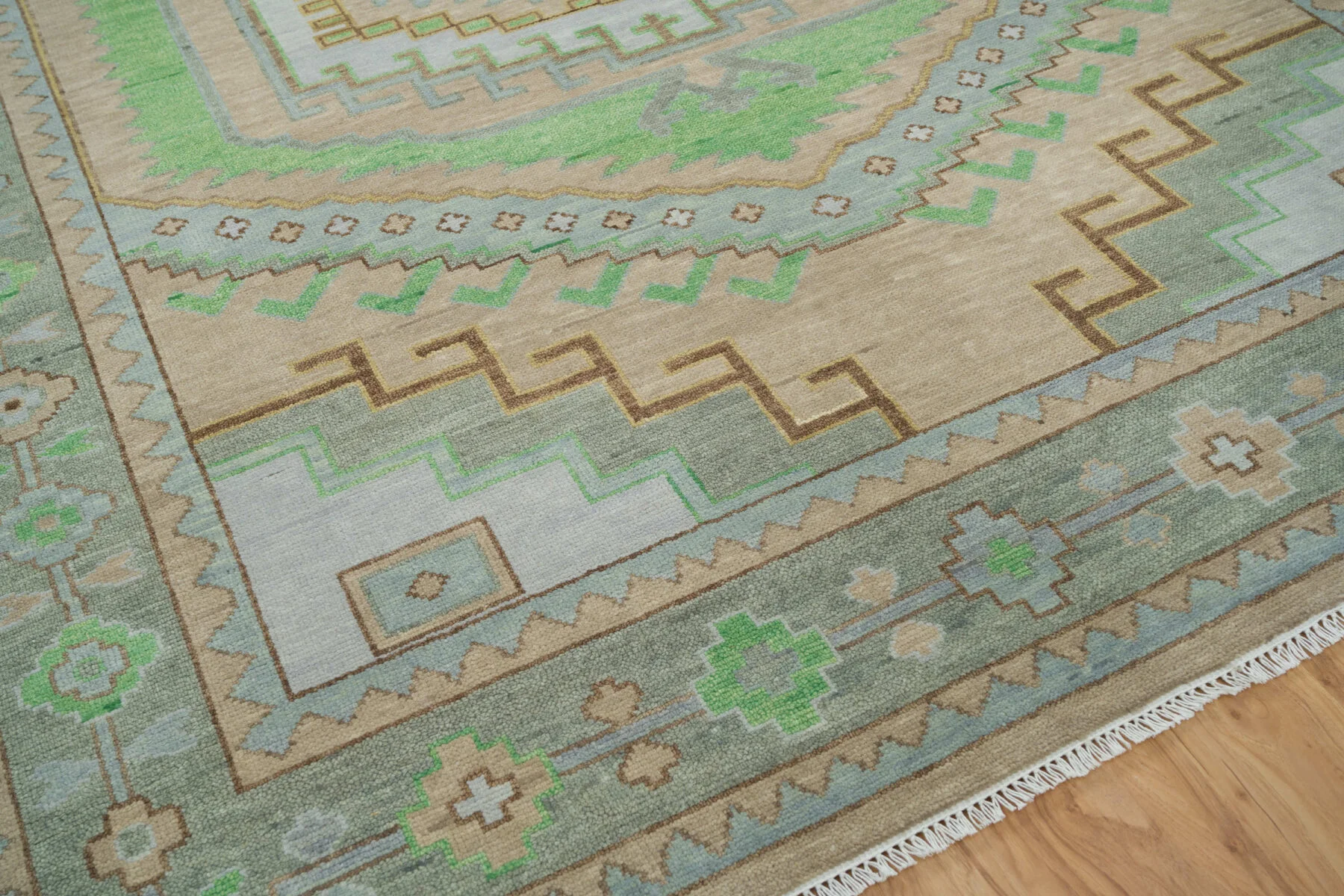 Sand Hand-Knotted Oushak Rug – Medallion & Diamond