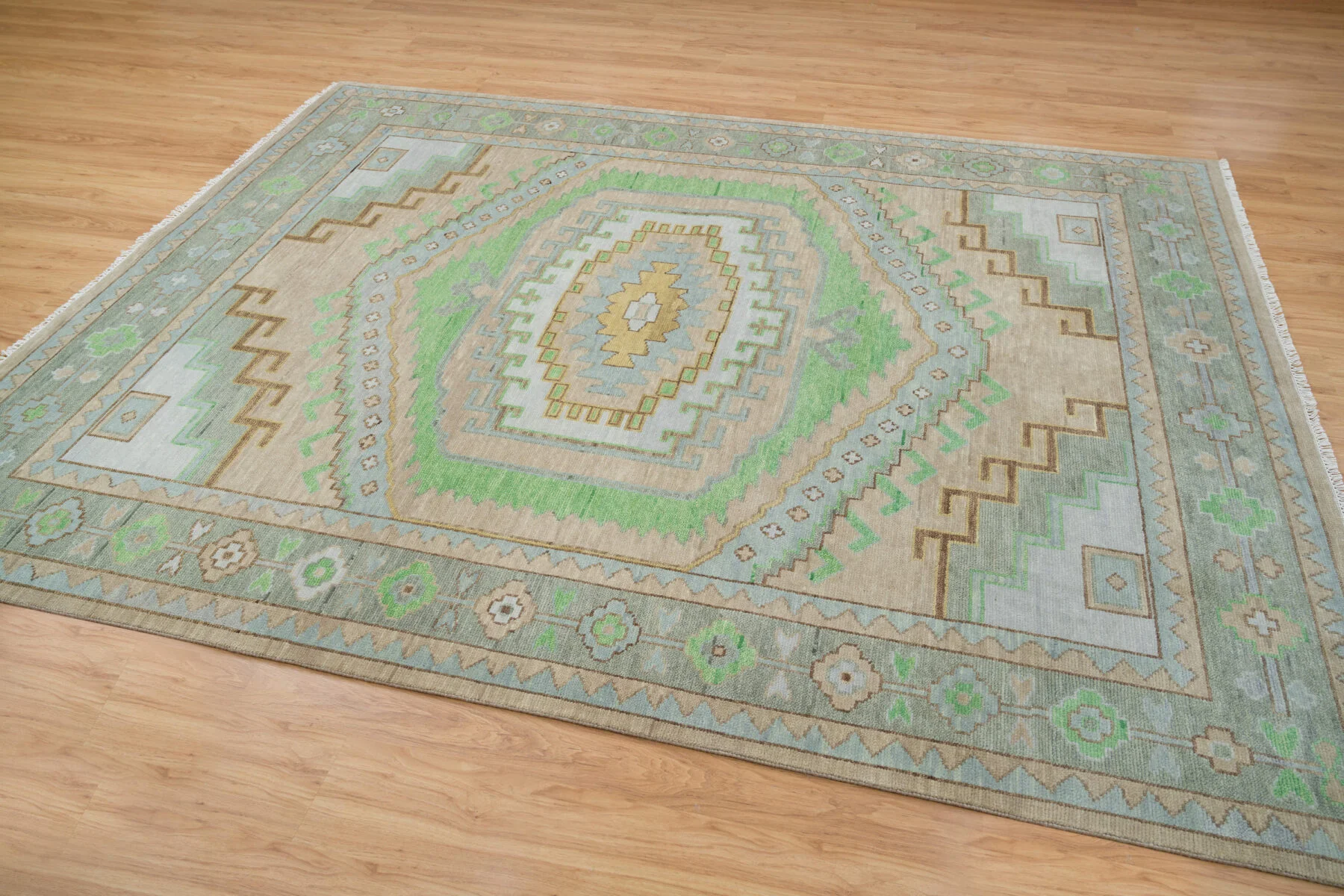 Sand Hand-Knotted Oushak Rug – Medallion & Diamond