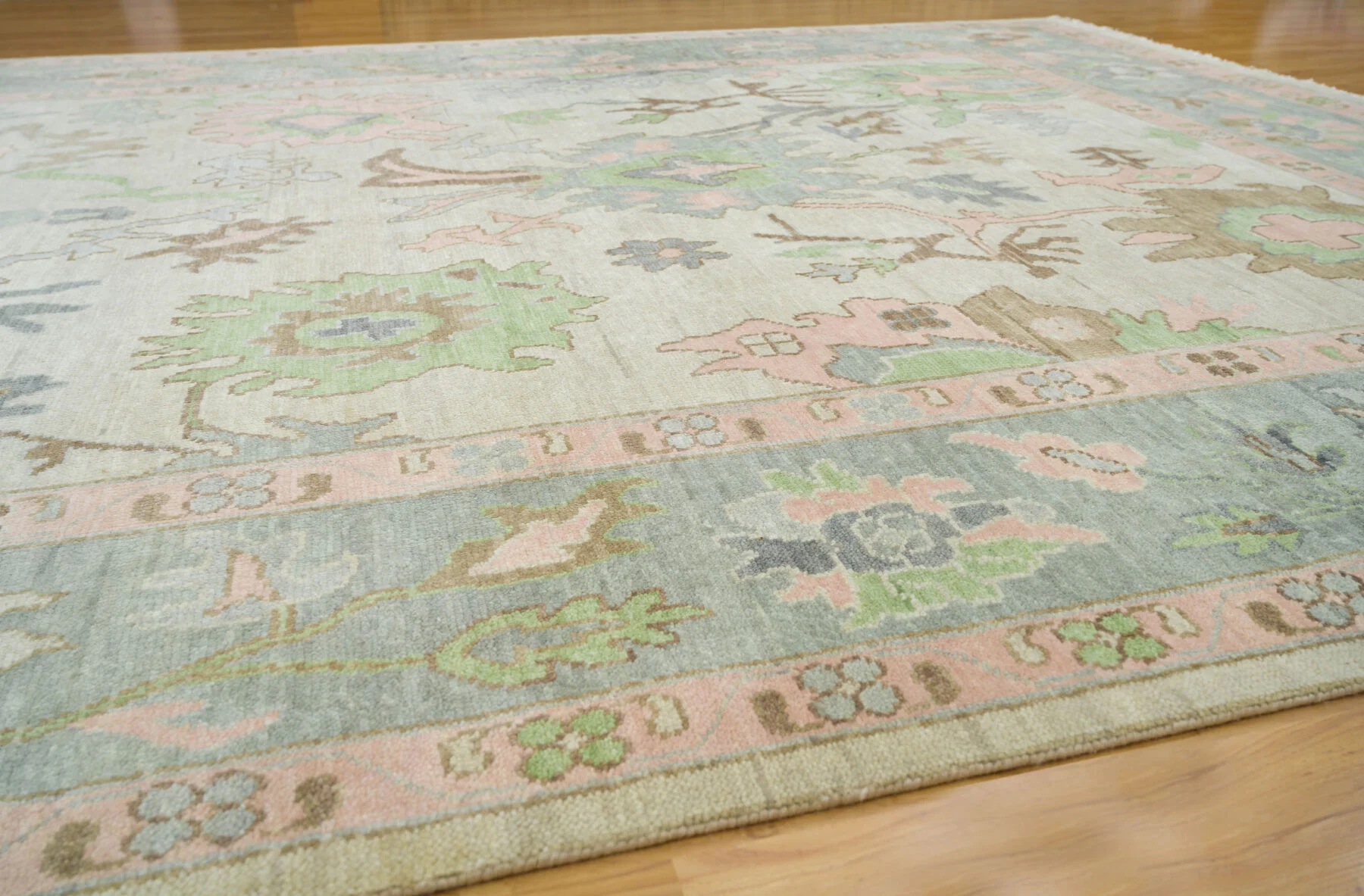 Sand & Green Hand-Knotted Oushak Rug – Palmette & Rosette