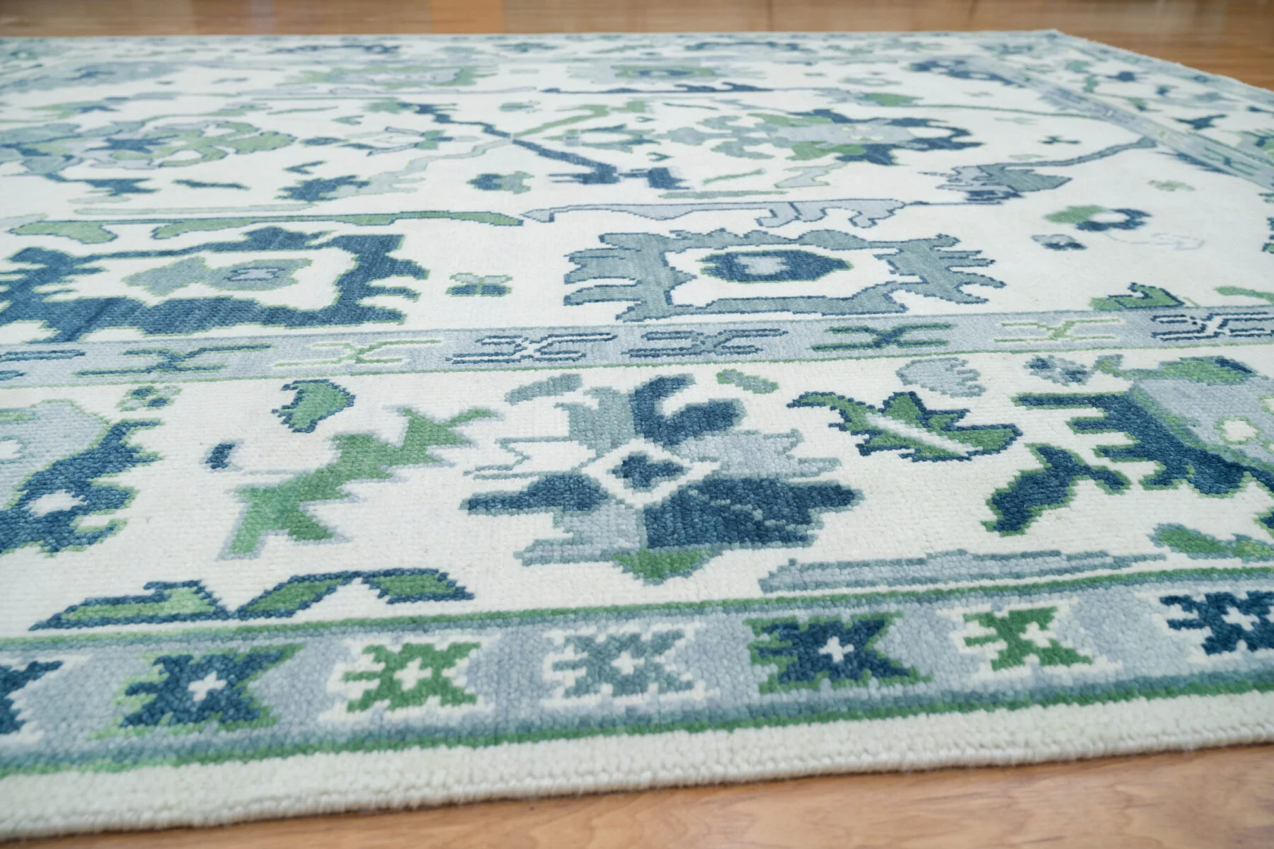 Ivory Hand-Knotted Oushak Rug – Palmette & Rosette & Vine