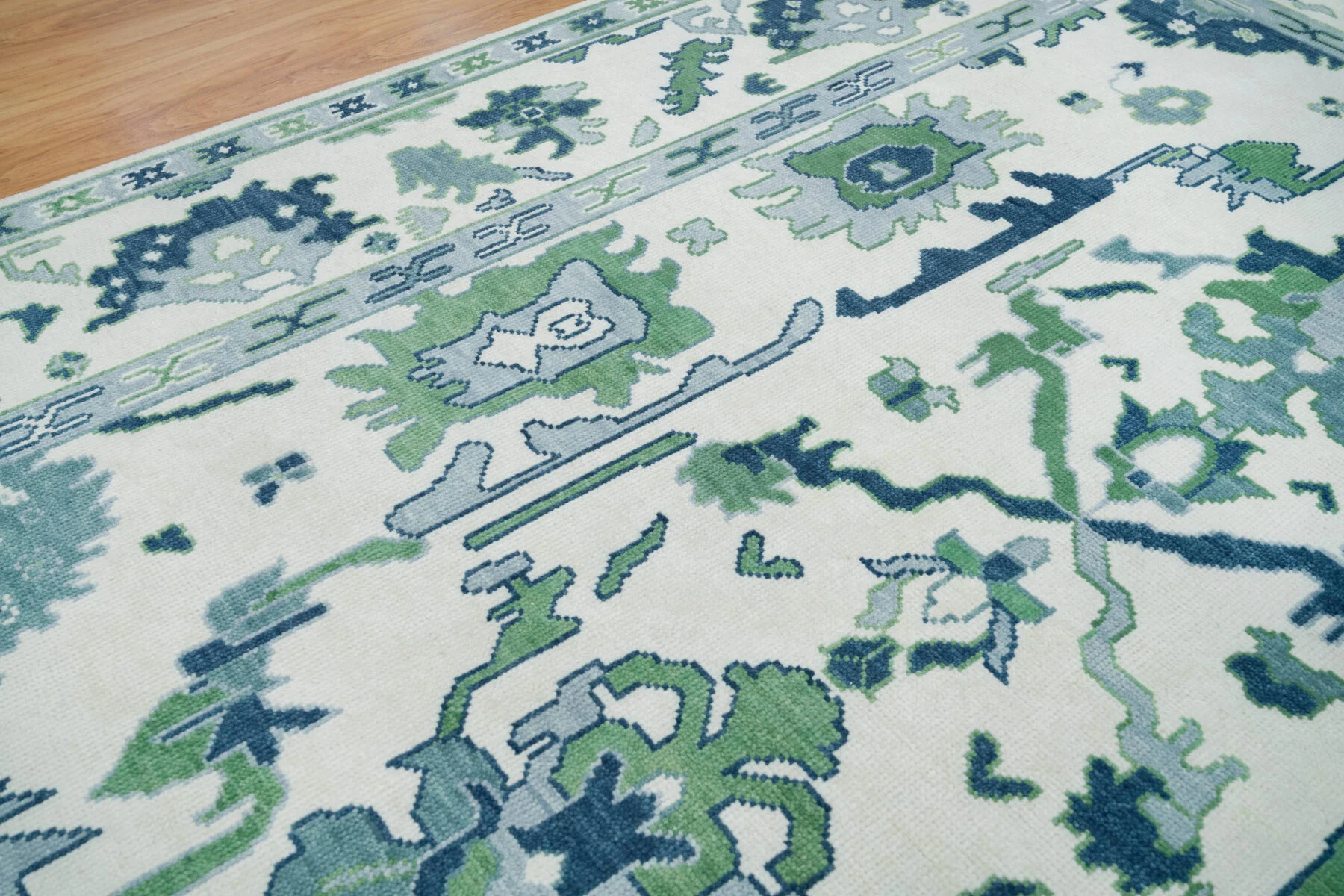 Ivory Hand-Knotted Oushak Rug – Palmette & Rosette & Vine