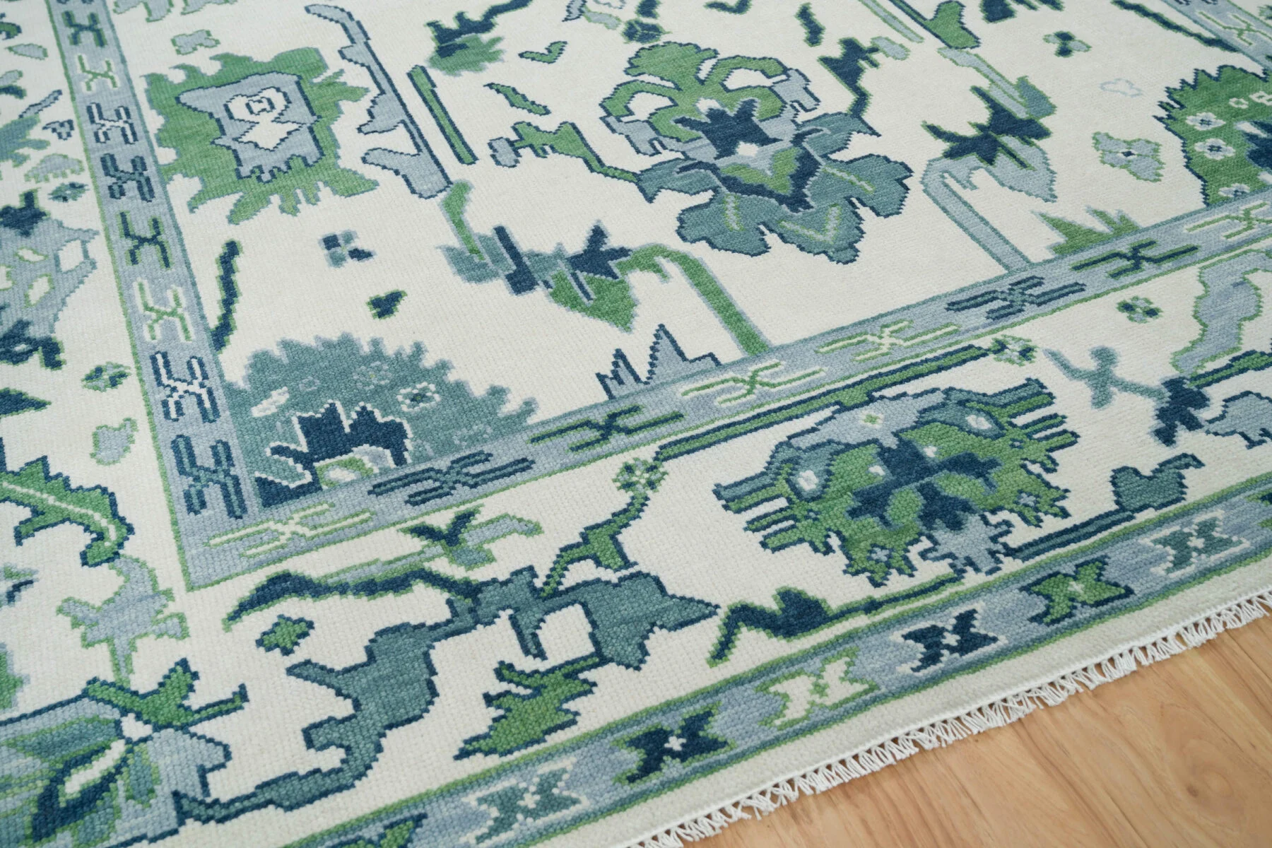 Ivory Hand-Knotted Oushak Rug – Palmette & Rosette & Vine