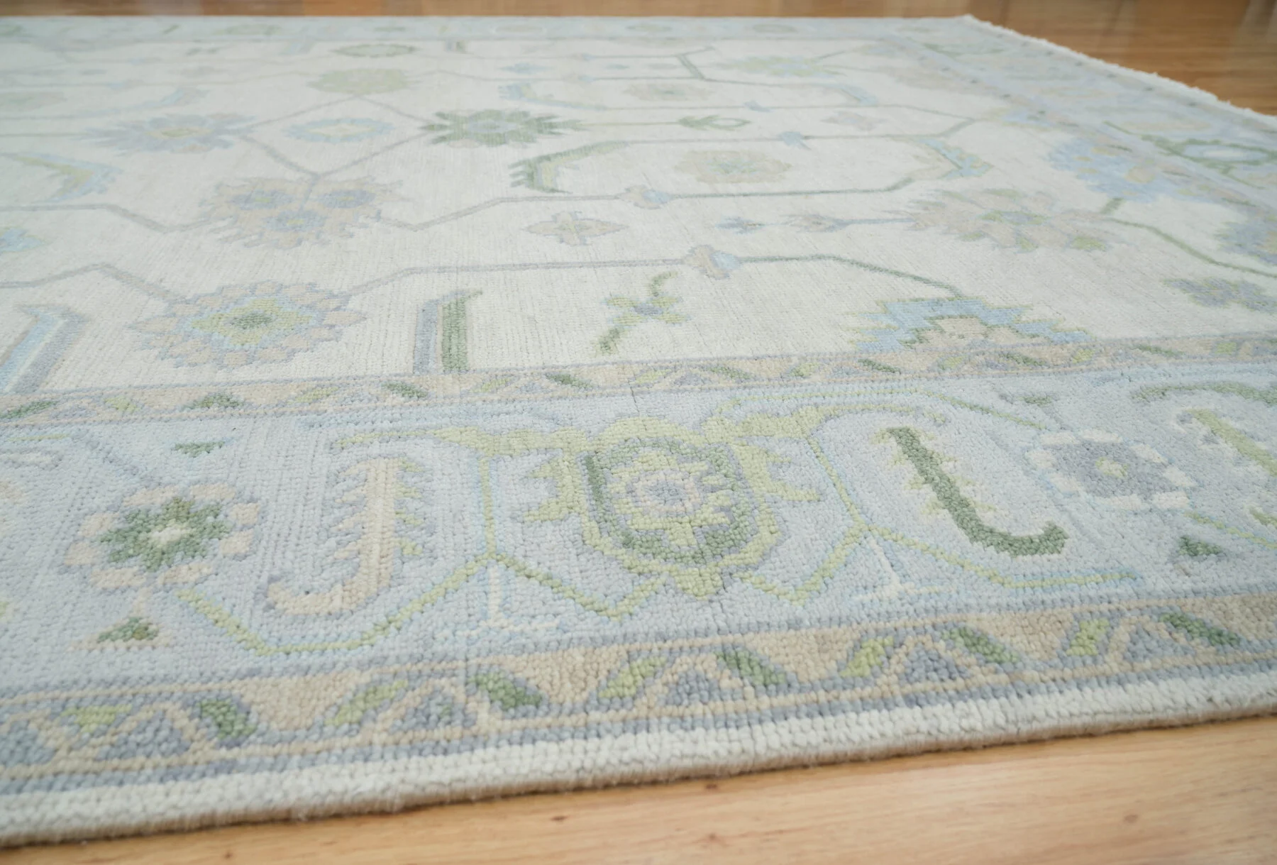 Cream & Blue Hand-Knotted Oushak Rug – Palmette & Vine