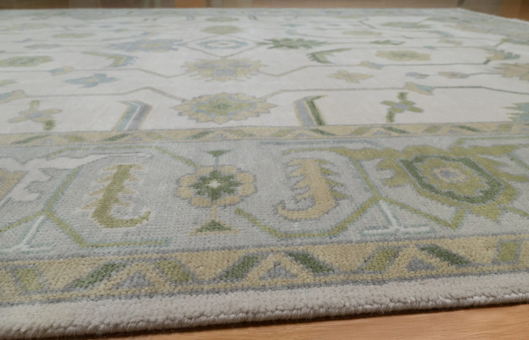 Cream & Blue Hand-Knotted Oushak Rug – Palmette & Vine