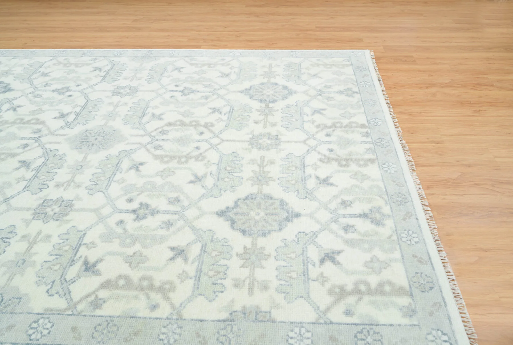 Ivory Hand-Knotted Oushak Rug – Palmette & Lattice