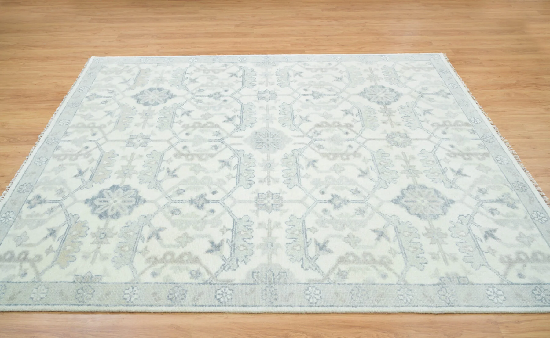 Ivory Hand-Knotted Oushak Rug – Palmette & Lattice