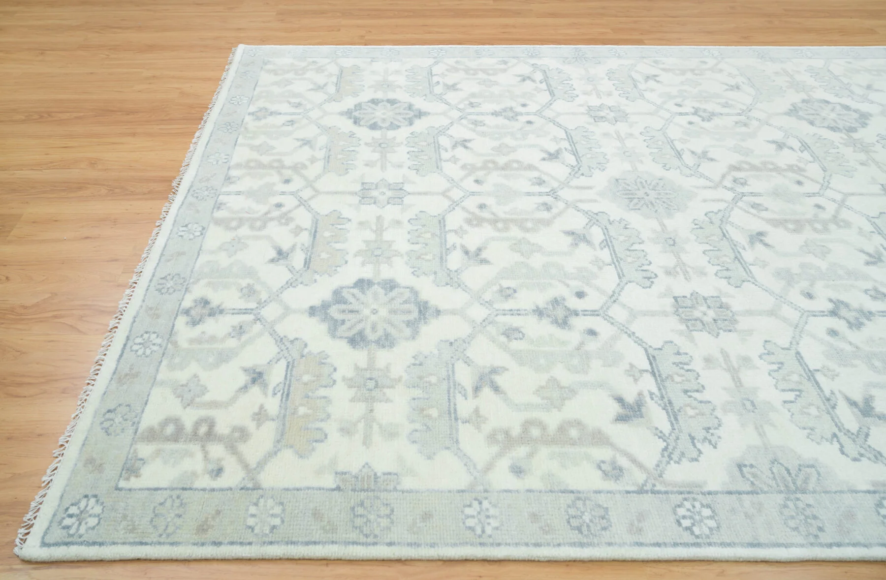 Ivory Hand-Knotted Oushak Rug – Palmette & Lattice