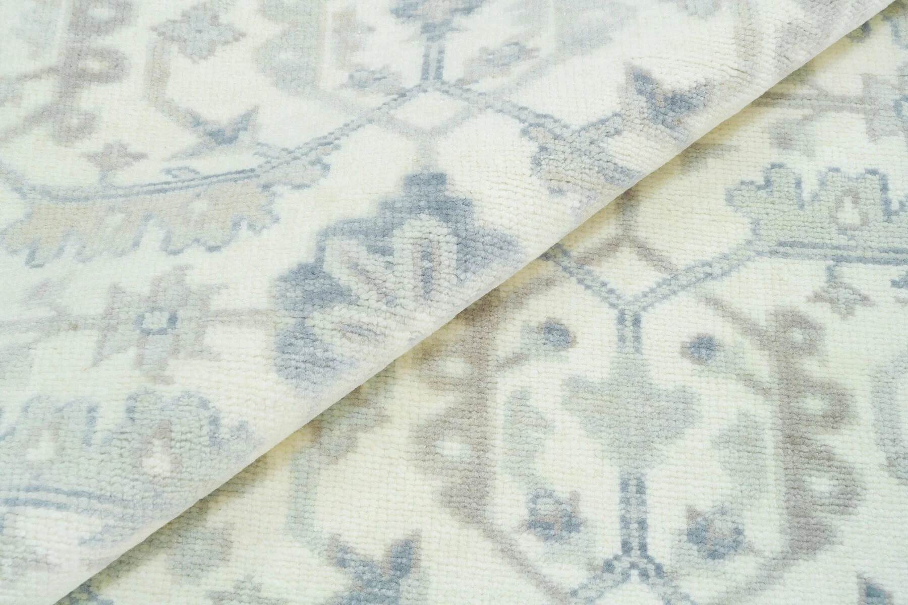 Ivory Hand-Knotted Oushak Rug – Palmette & Lattice