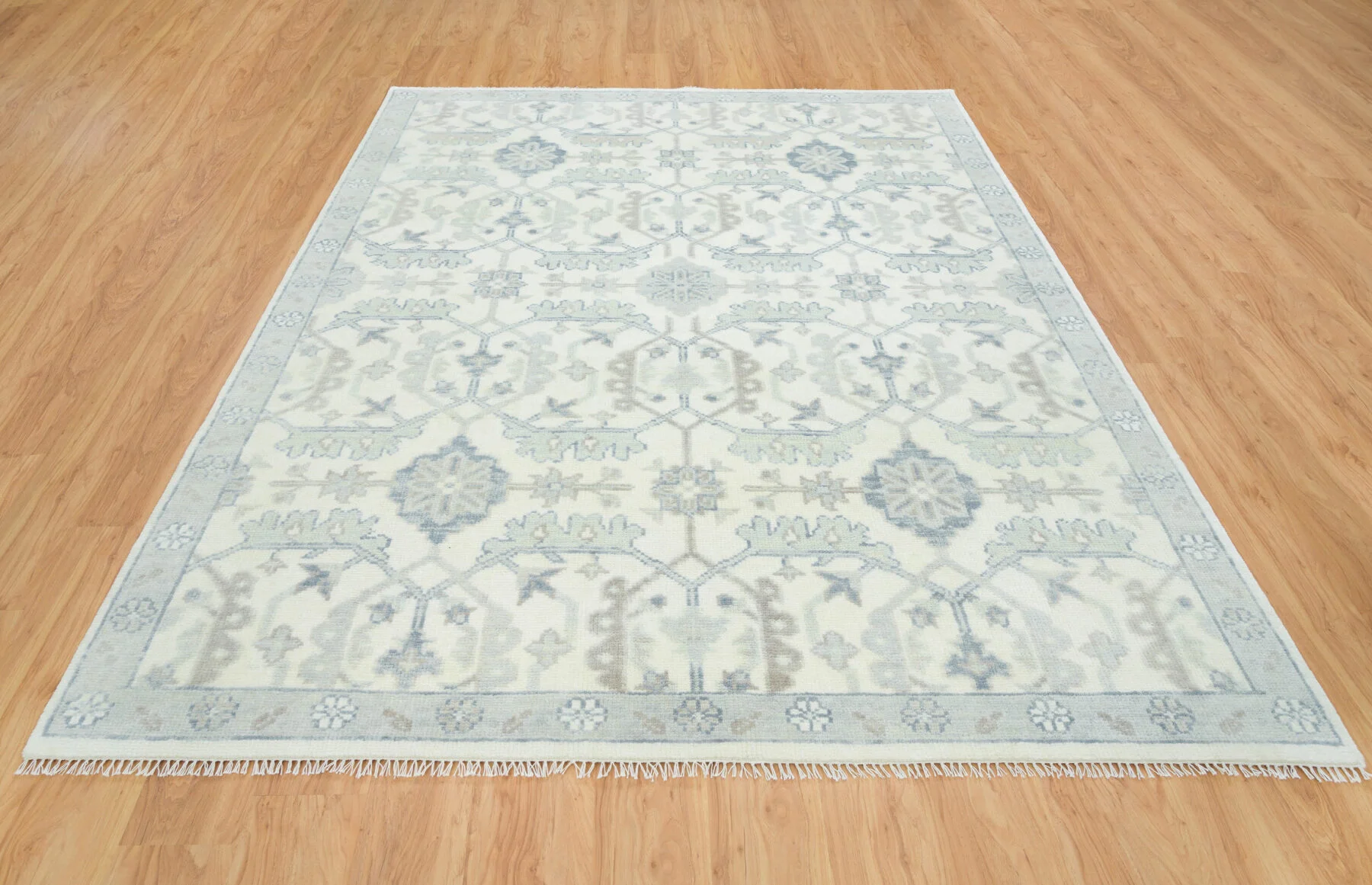 Ivory Hand-Knotted Oushak Rug – Palmette & Lattice