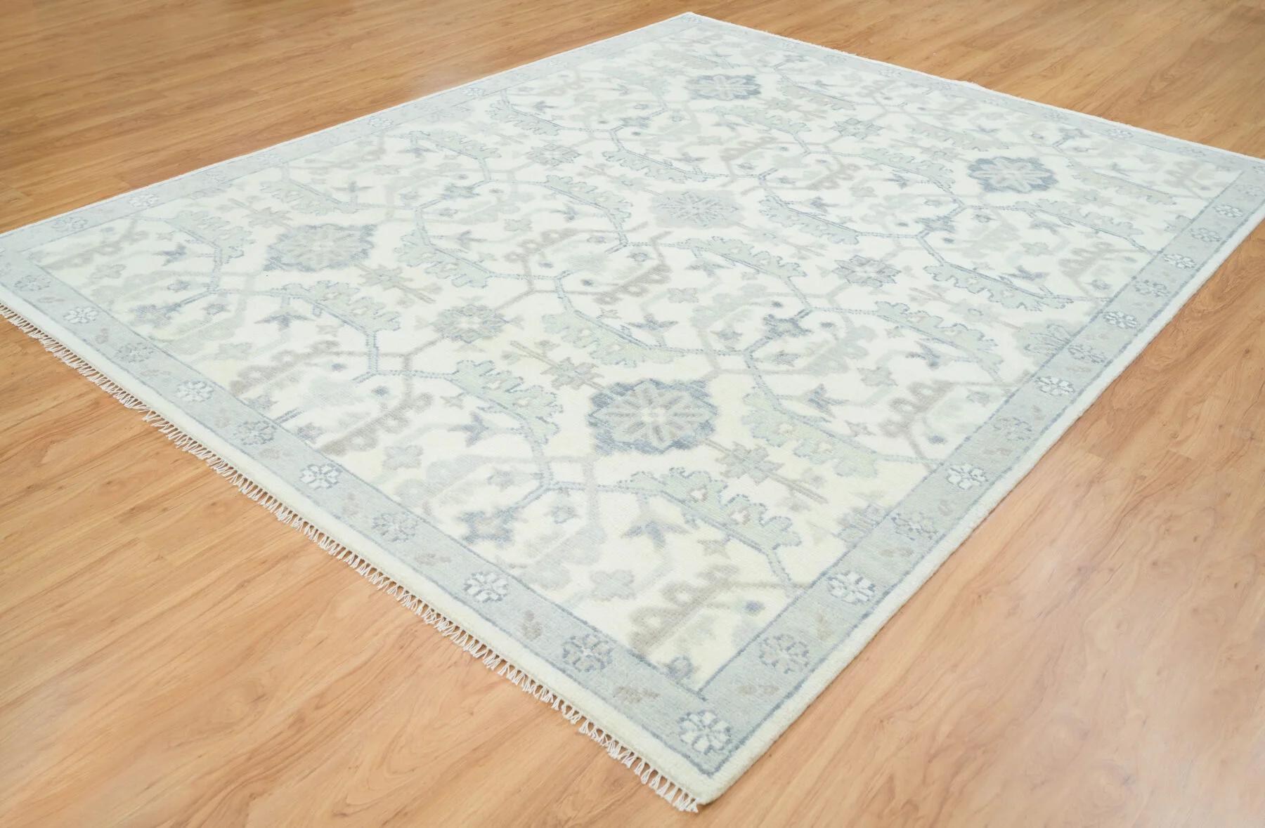 Ivory Hand-Knotted Oushak Rug – Palmette & Lattice