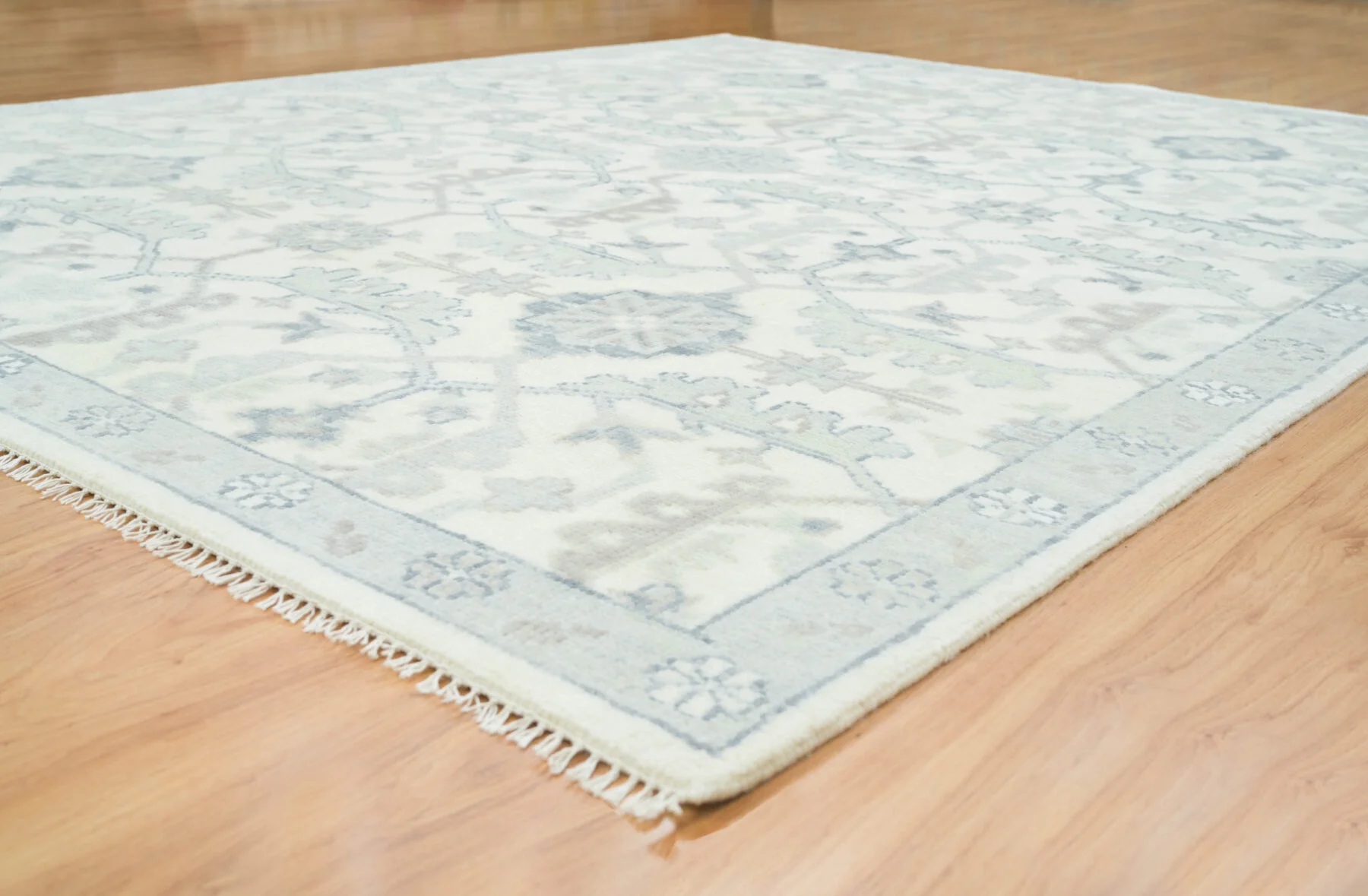 Ivory Hand-Knotted Oushak Rug – Palmette & Lattice