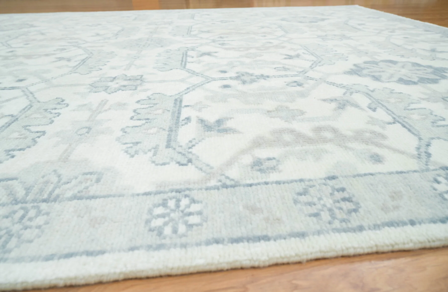 Ivory Hand-Knotted Oushak Rug – Palmette & Lattice