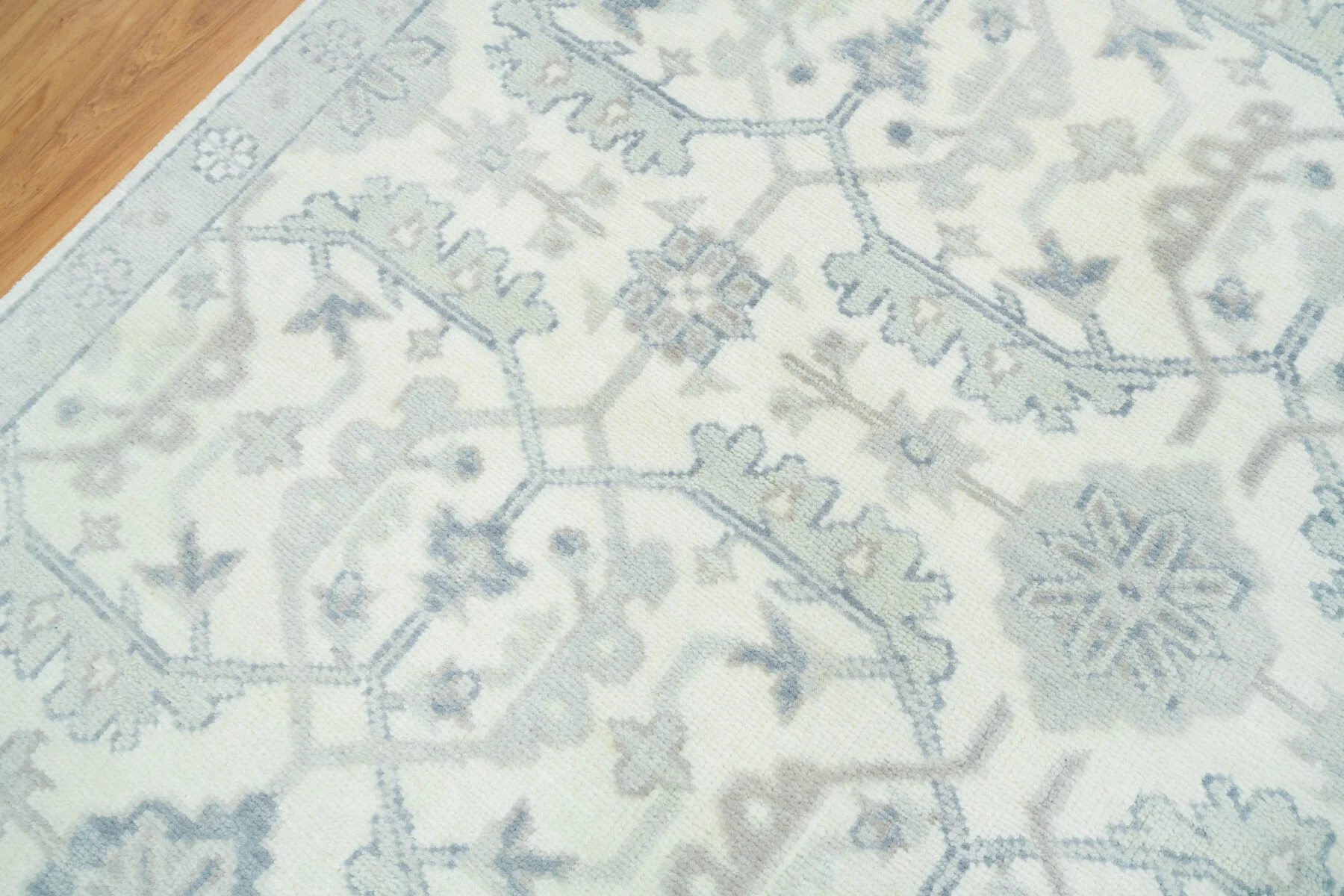 Ivory Hand-Knotted Oushak Rug – Palmette & Lattice
