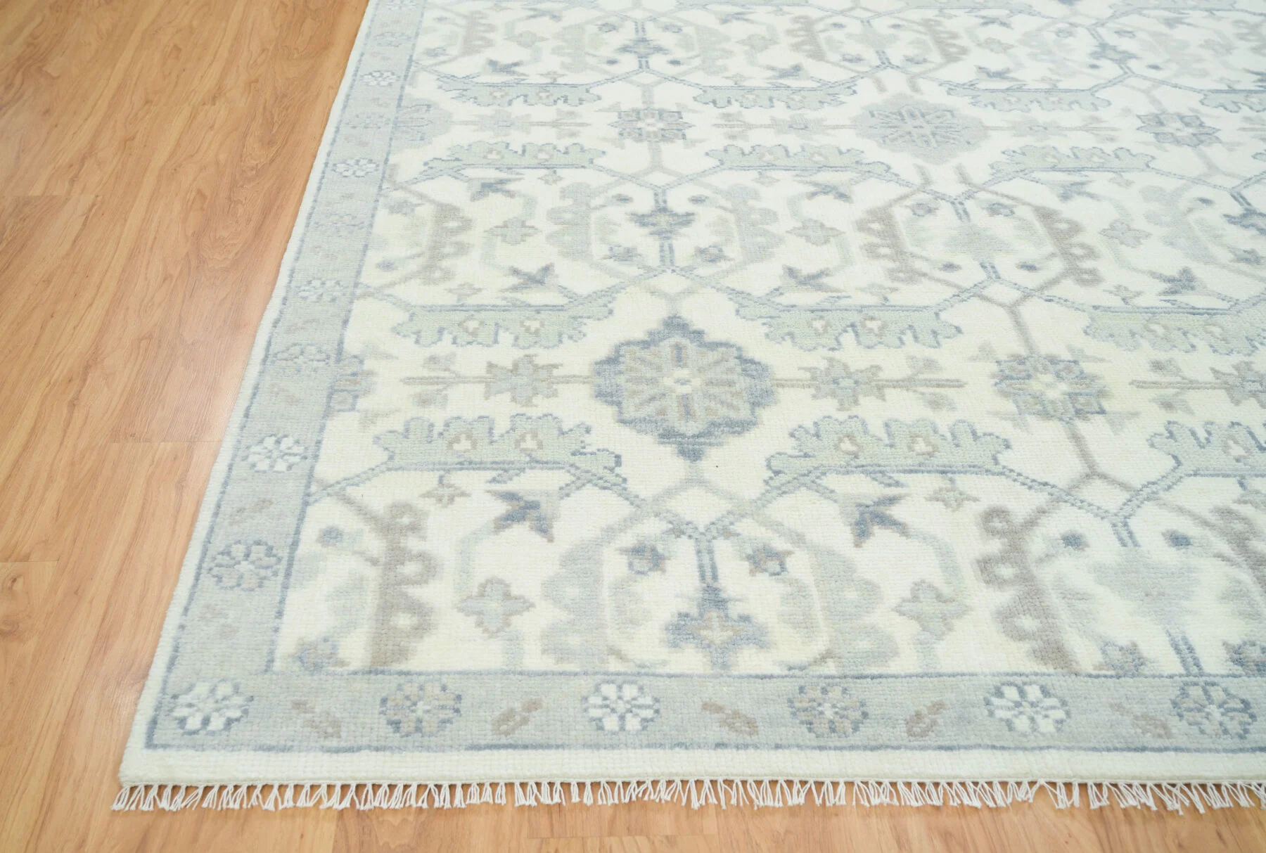 Ivory Hand-Knotted Oushak Rug – Palmette & Lattice