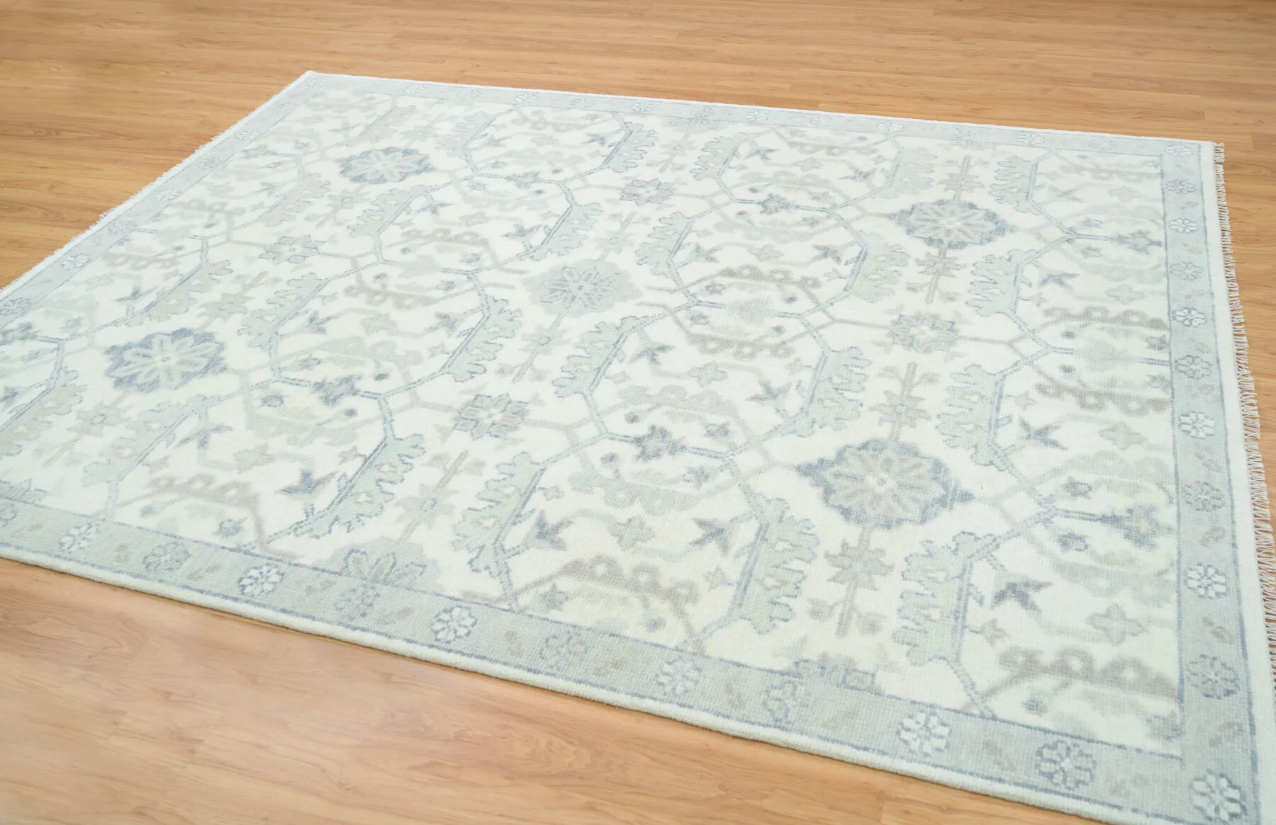 Ivory Hand-Knotted Oushak Rug – Palmette & Lattice