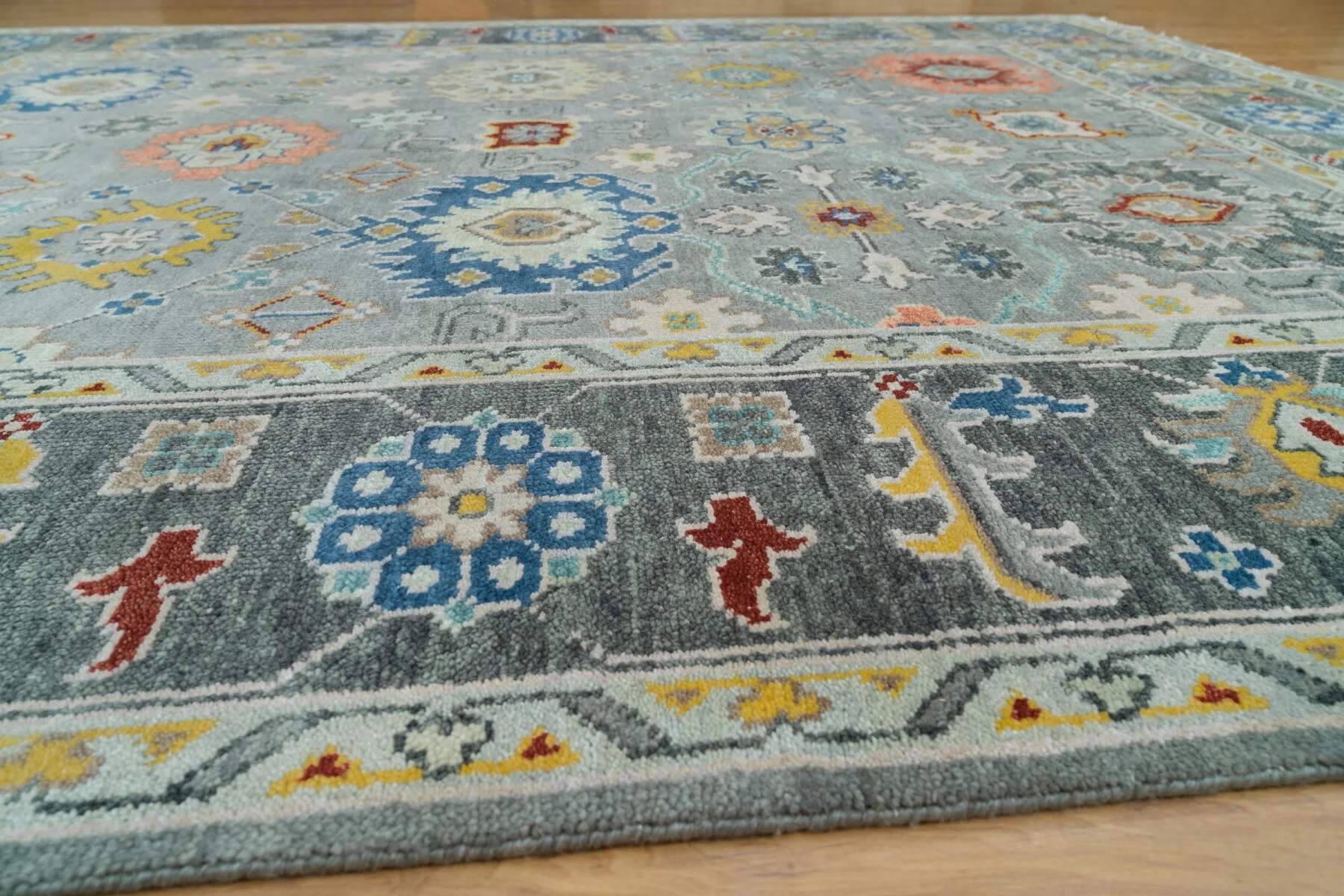 Grey & Charcoal Hand-Knotted Oushak Rug – Palmette & Rosette (3690)