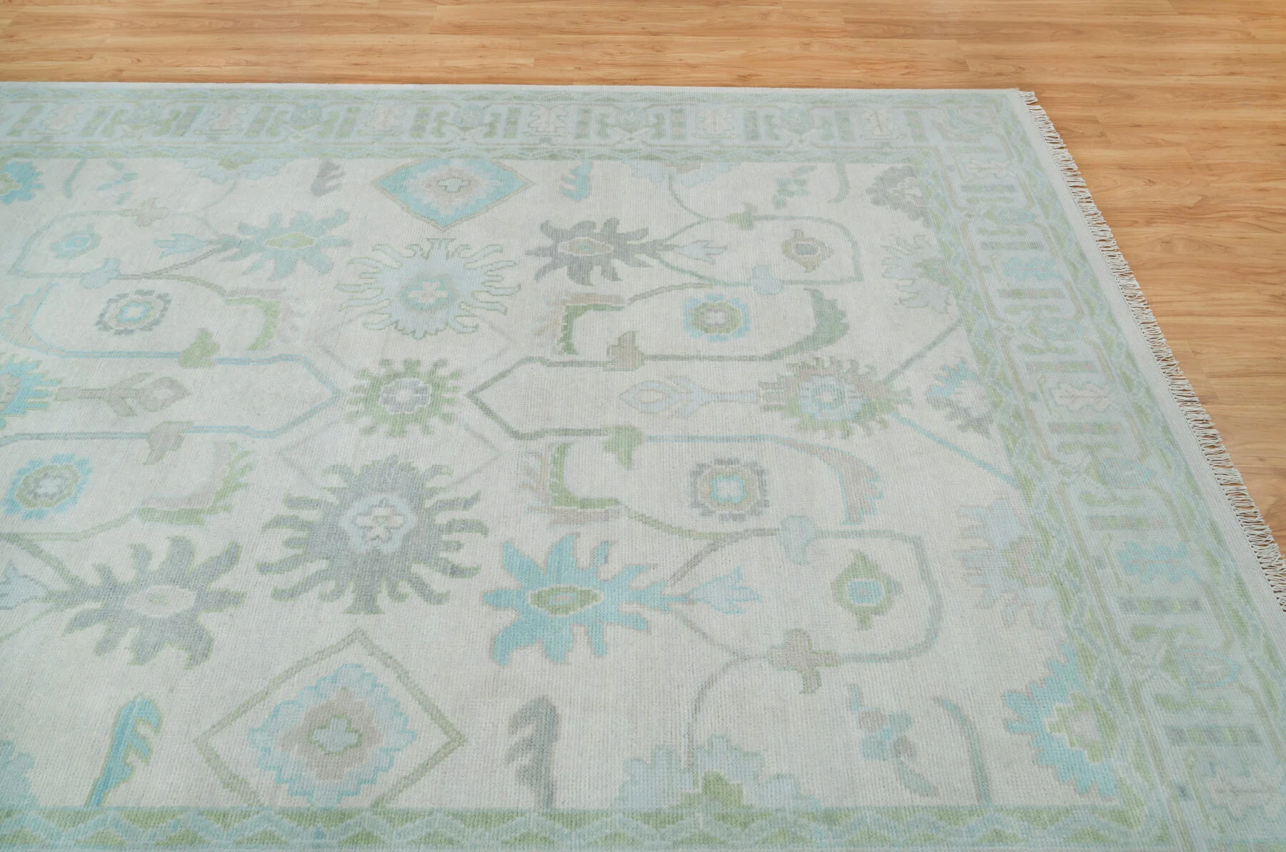Ivory & Blue Hand-Knotted Floral Rug – Palmette & Rosette (3723)
