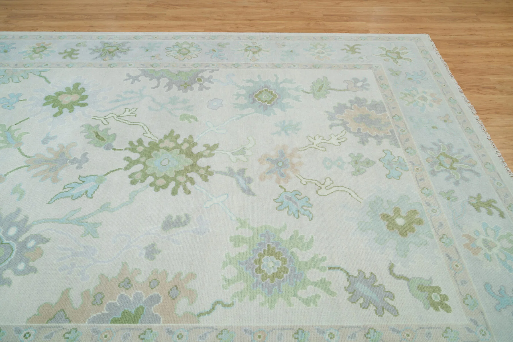 Ivory & Blue Hand-Knotted Floral Rug – Palmette & Rosette (3726)