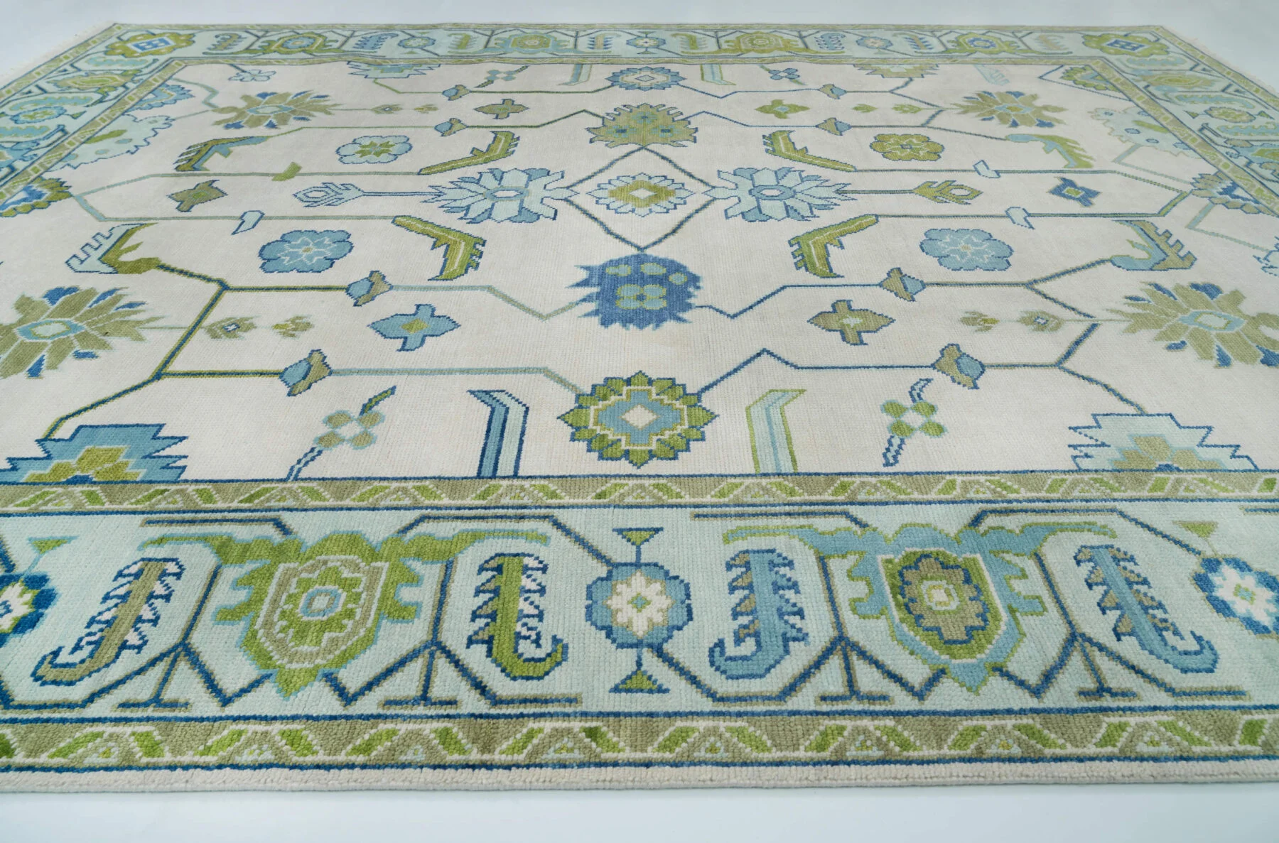 Ivory Hand-Knotted Floral Rug – Rosette & Palmette
