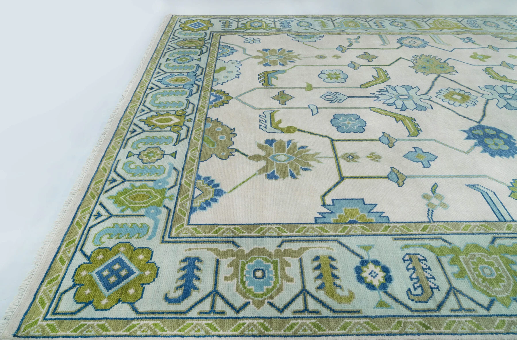 Ivory Hand-Knotted Floral Rug – Rosette & Palmette