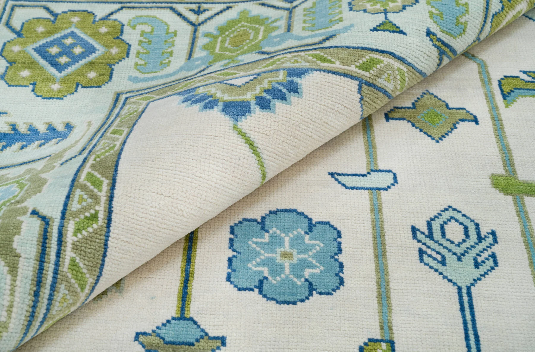 Ivory Hand-Knotted Floral Rug – Rosette & Palmette