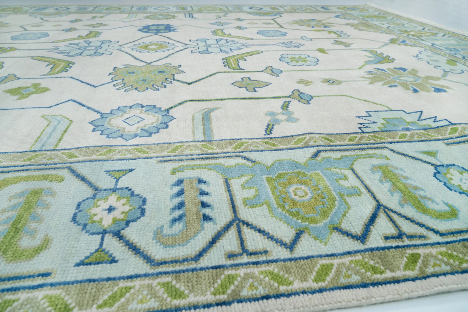 Ivory Hand-Knotted Floral Rug – Rosette & Palmette