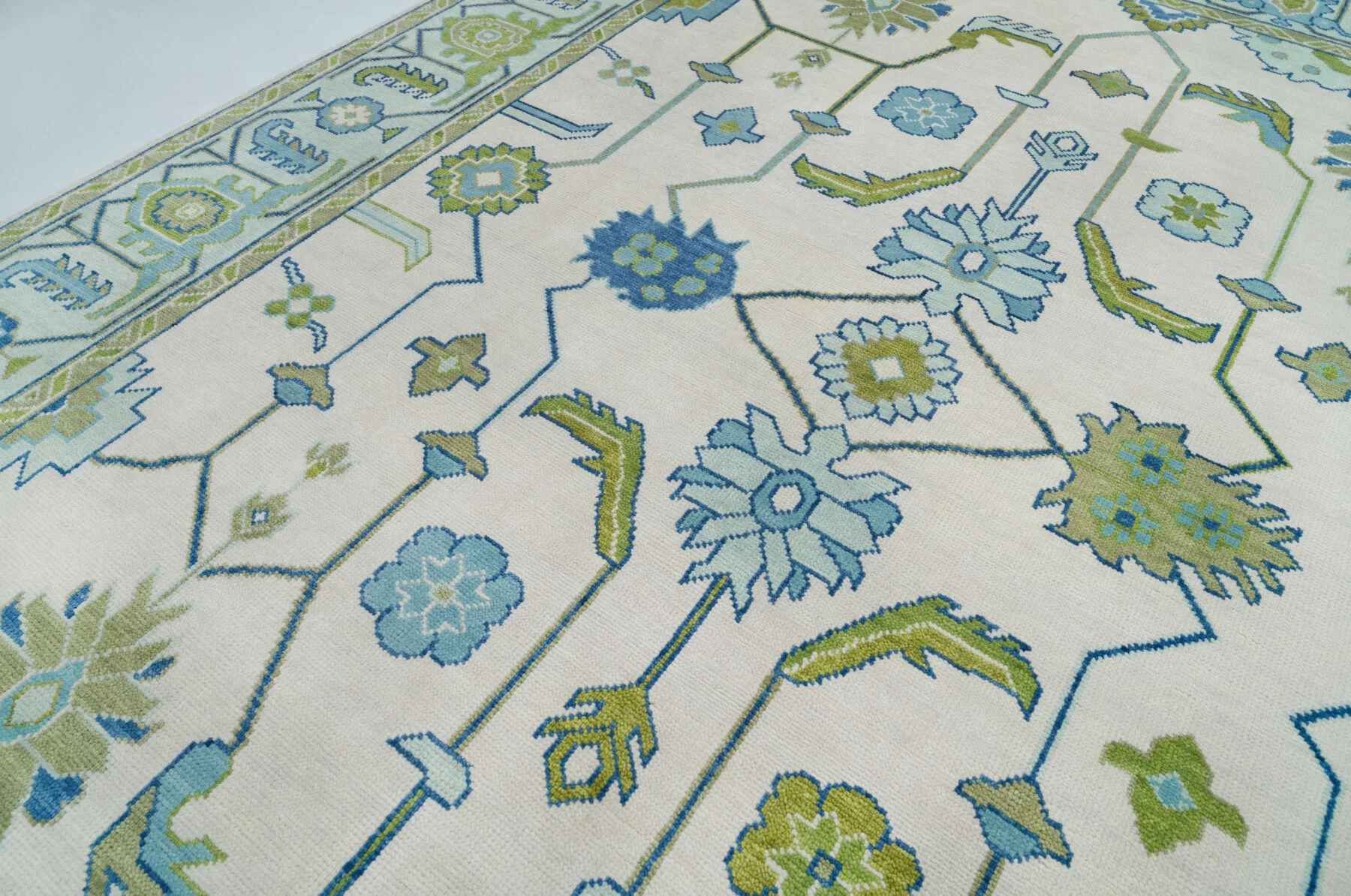 Ivory Hand-Knotted Floral Rug – Rosette & Palmette
