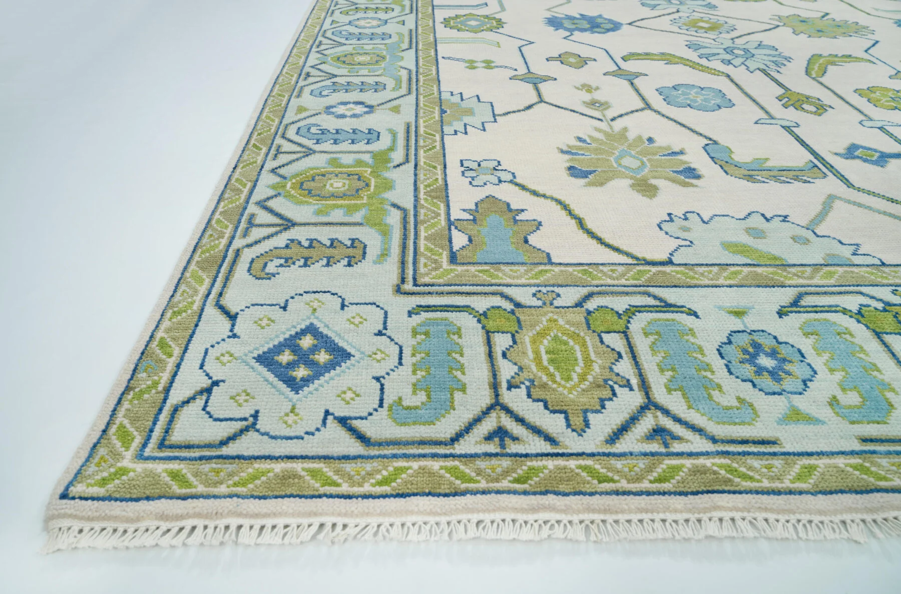 Ivory Hand-Knotted Floral Rug – Rosette & Palmette