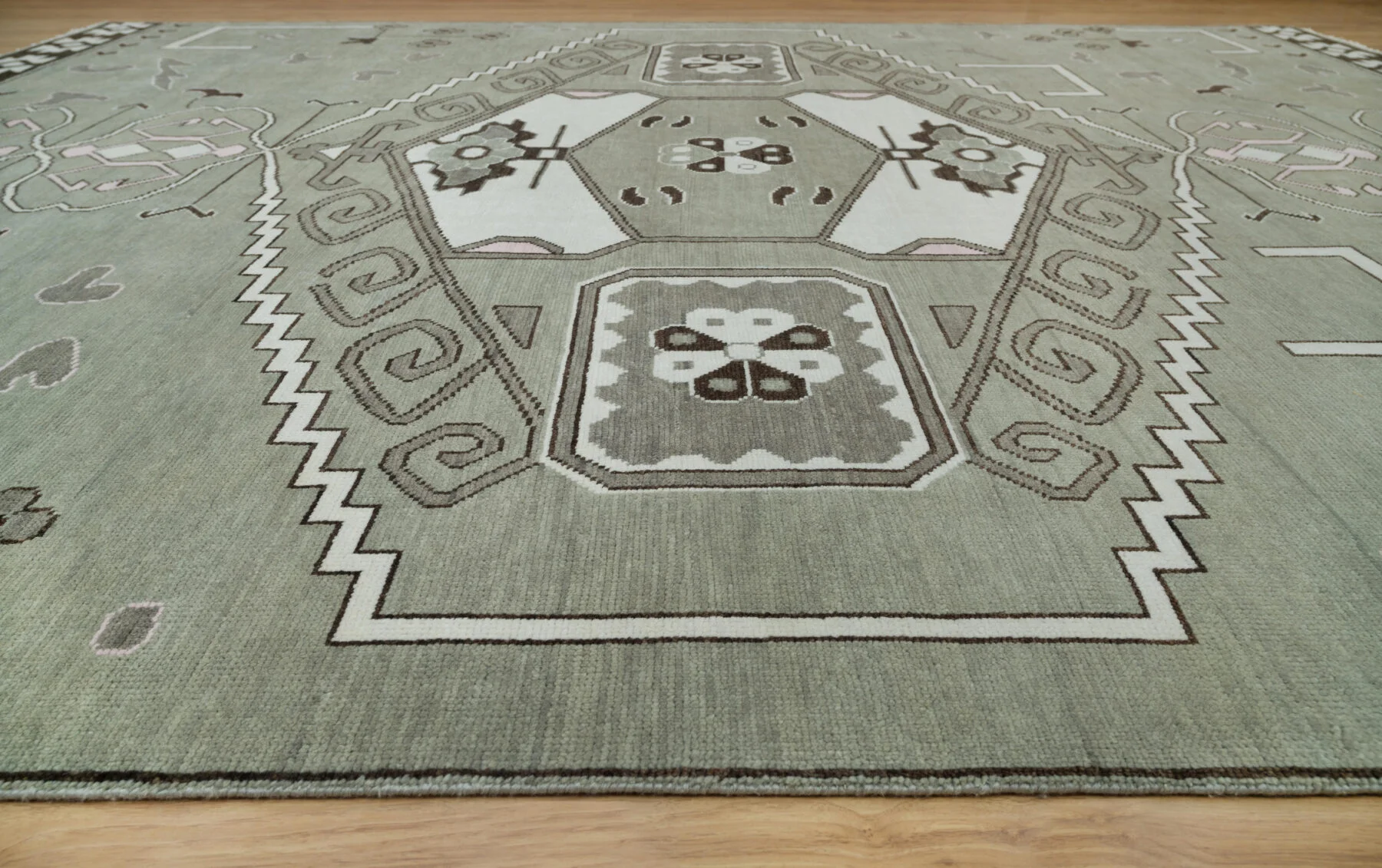 Sage Hand-Knotted Geometric Rug – Medallion & Stepped Diamond