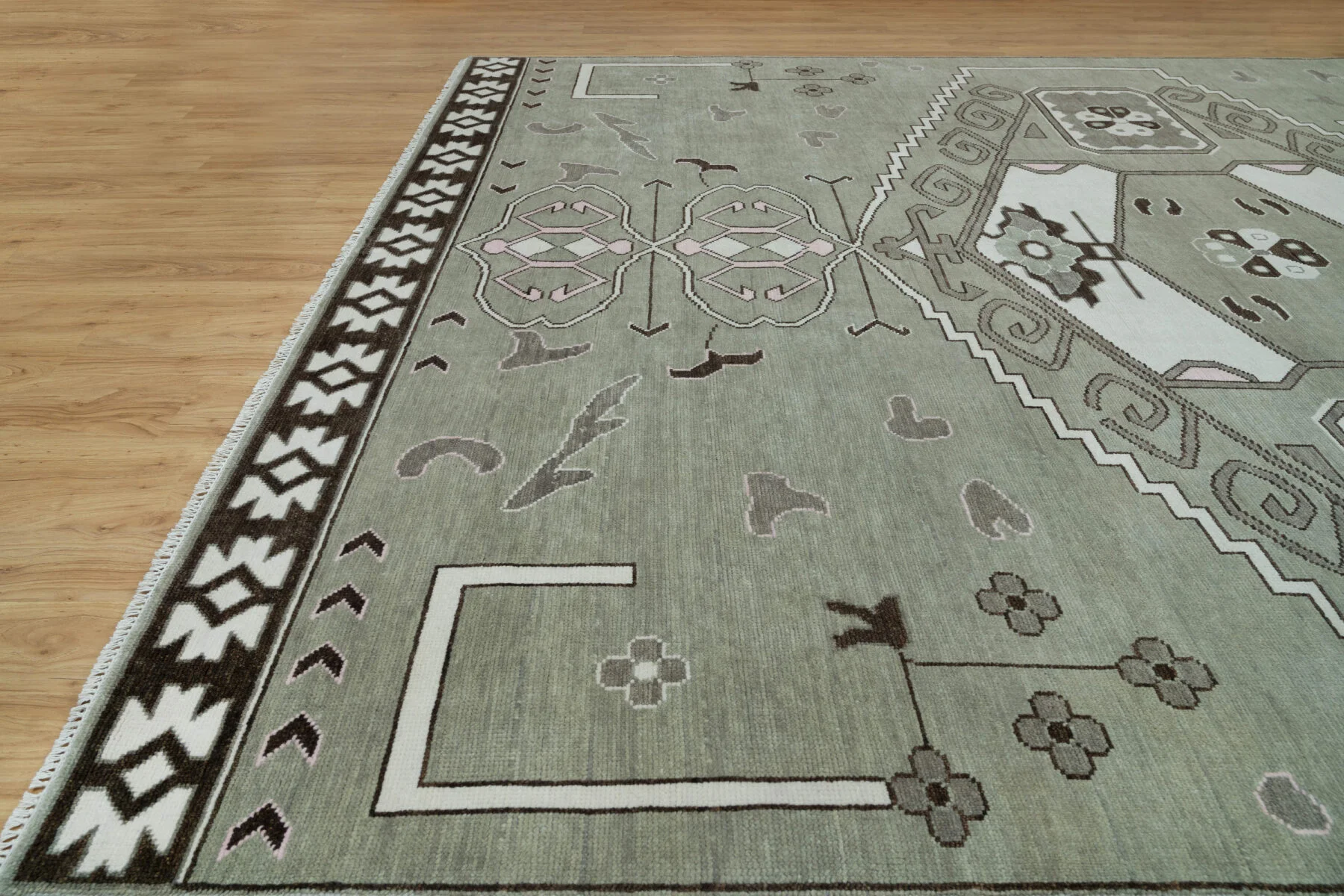 Sage Hand-Knotted Geometric Rug – Medallion & Stepped Diamond