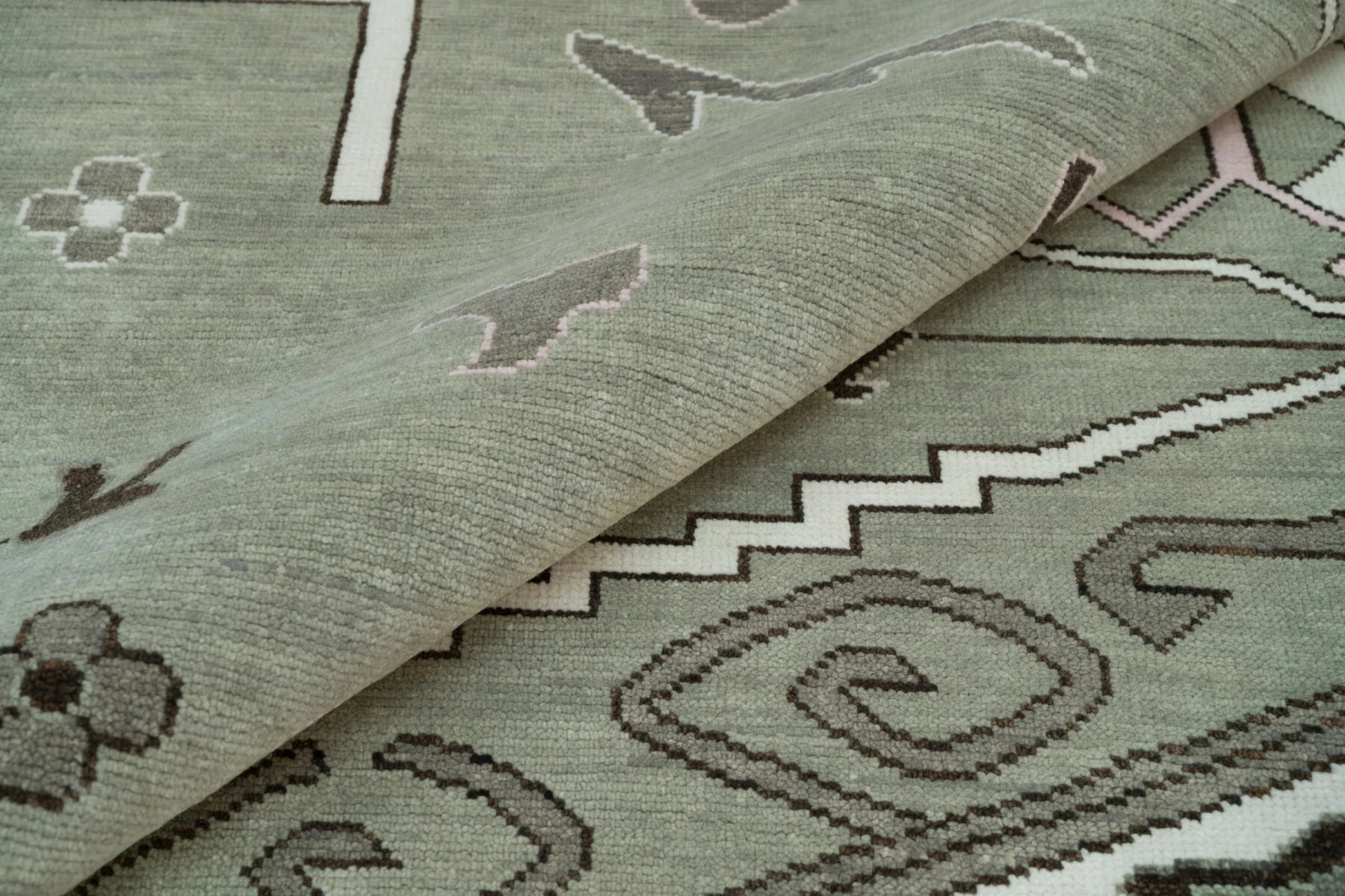Sage Hand-Knotted Geometric Rug – Medallion & Stepped Diamond