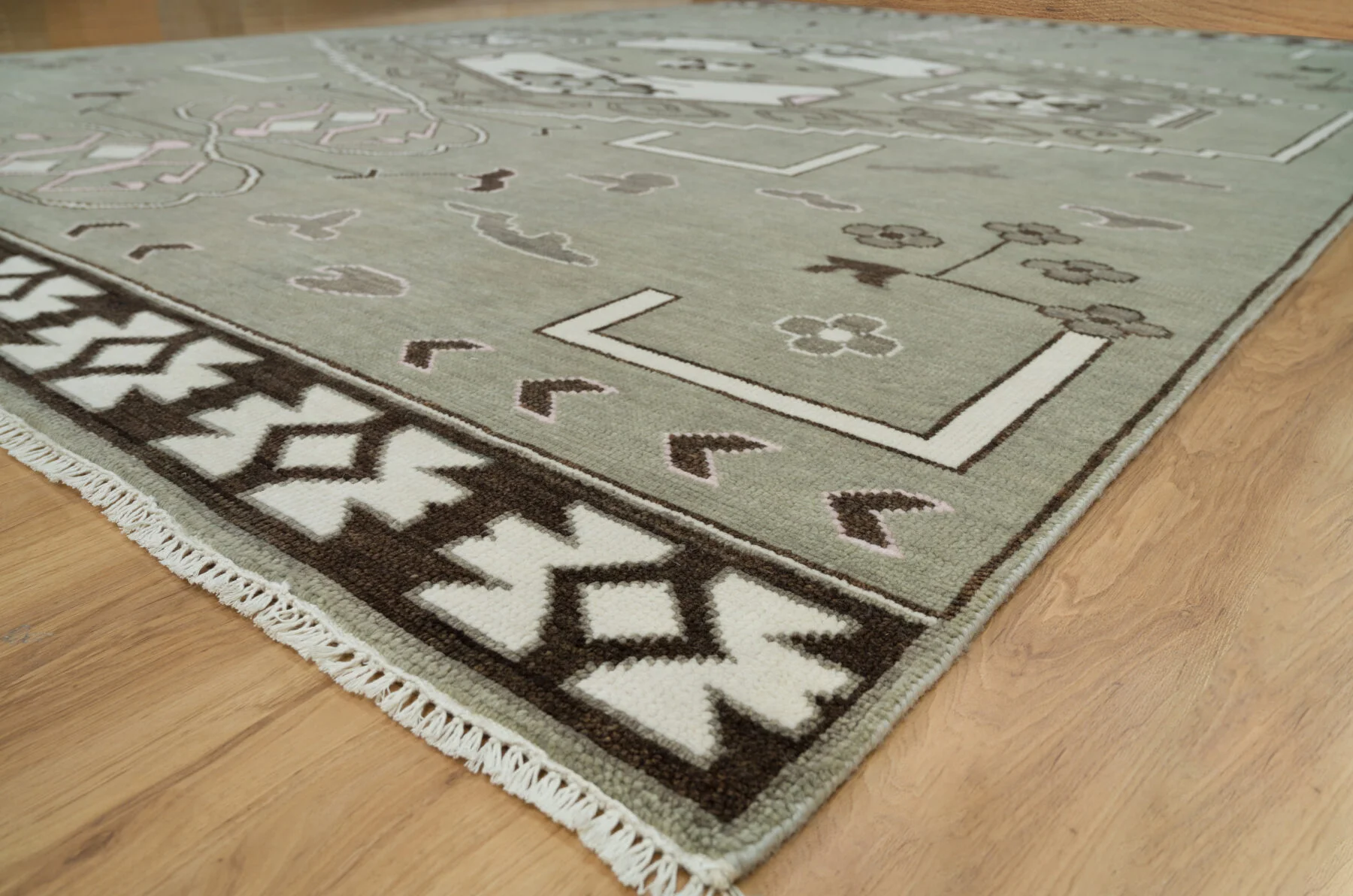 Sage Hand-Knotted Geometric Rug – Medallion & Stepped Diamond